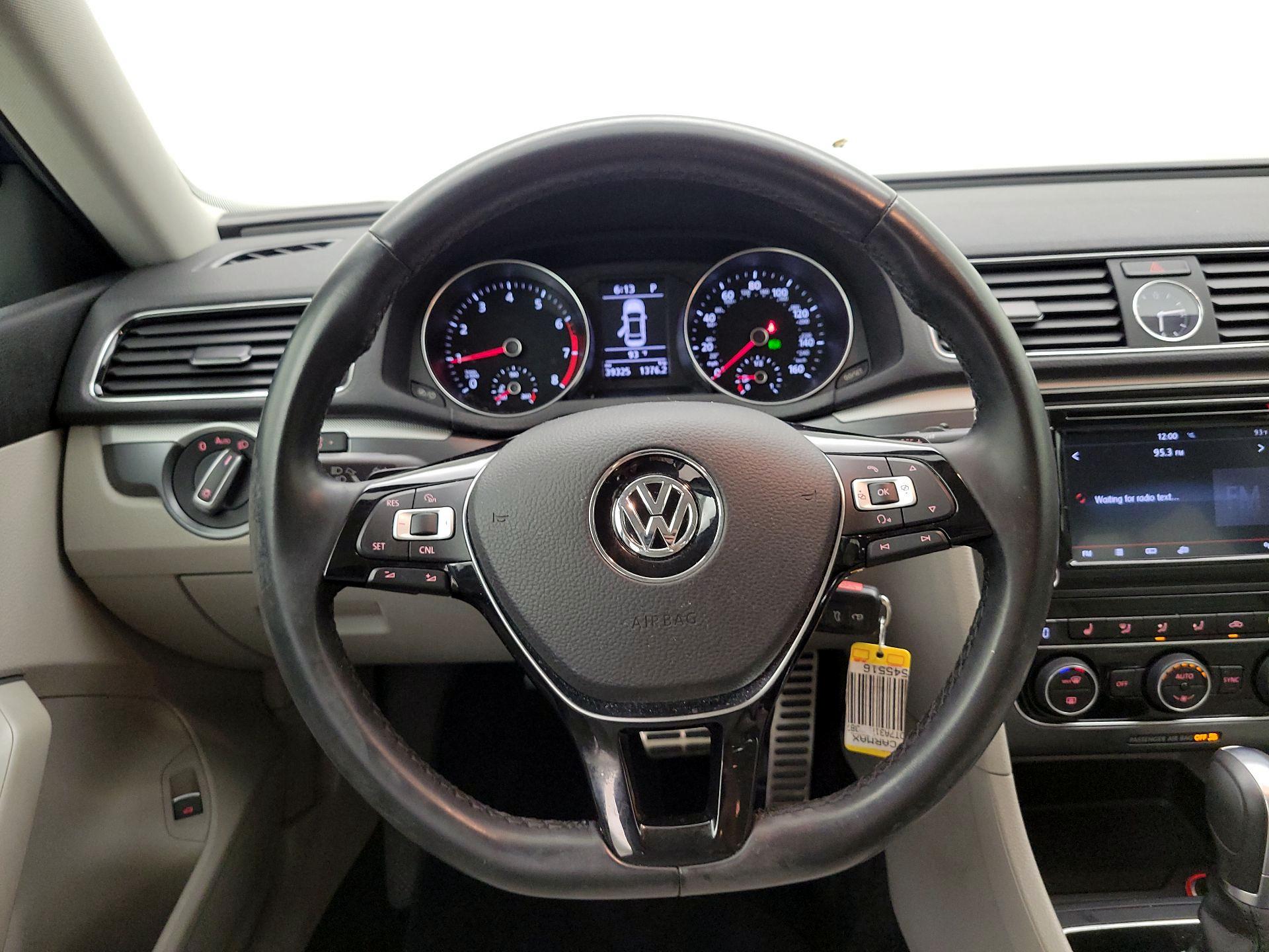 Thumbnail: 2017 Volkswagen Passat - 10