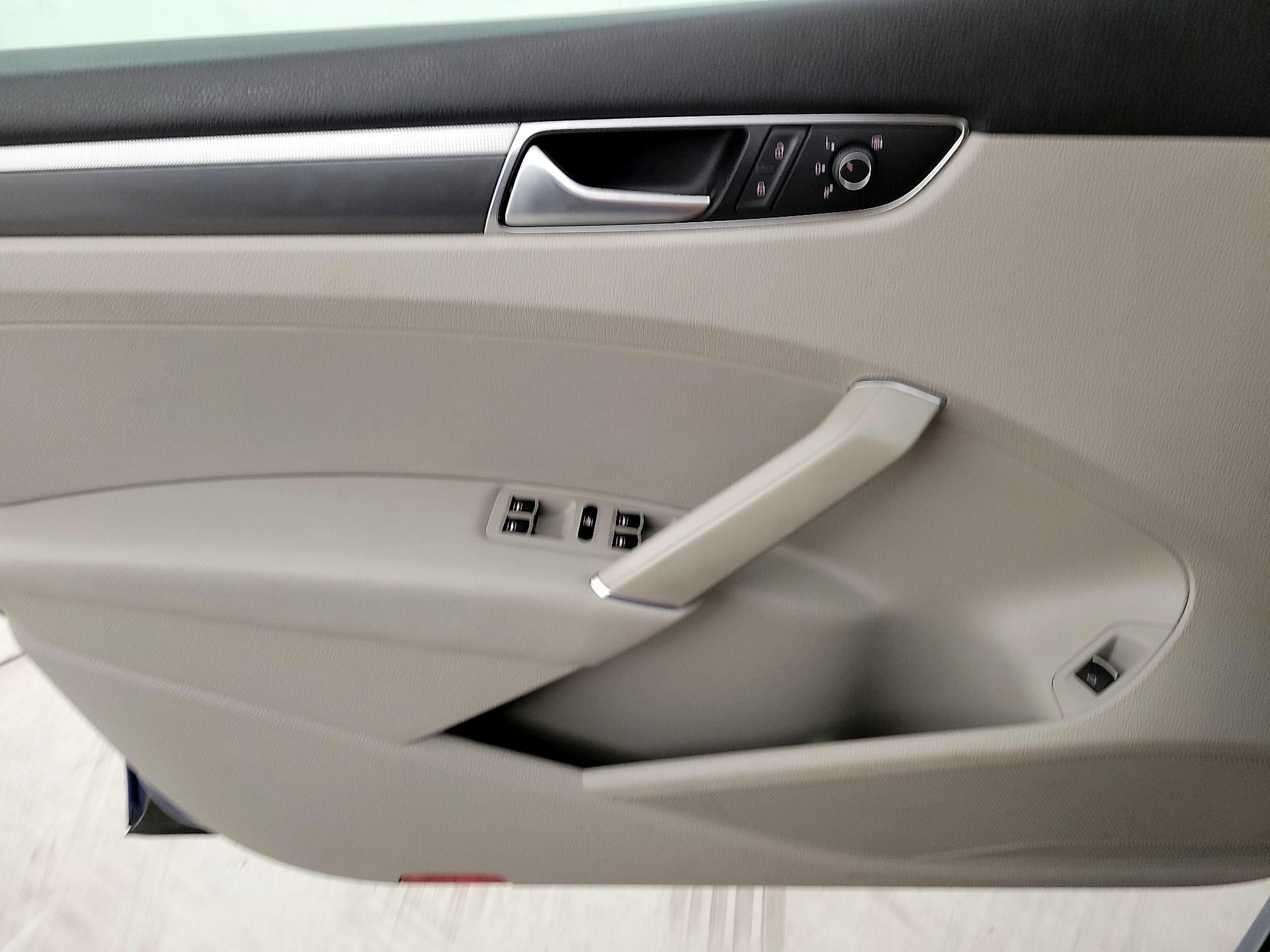 Thumbnail: 2017 Volkswagen Passat - 12