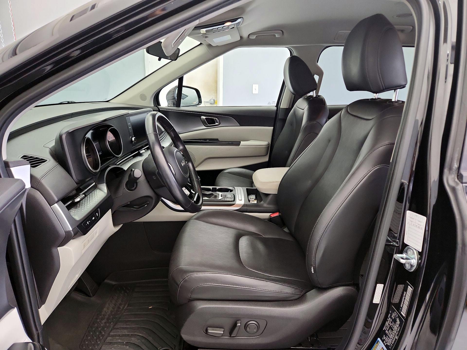 Thumbnail: 2023 Kia Carnival - 11