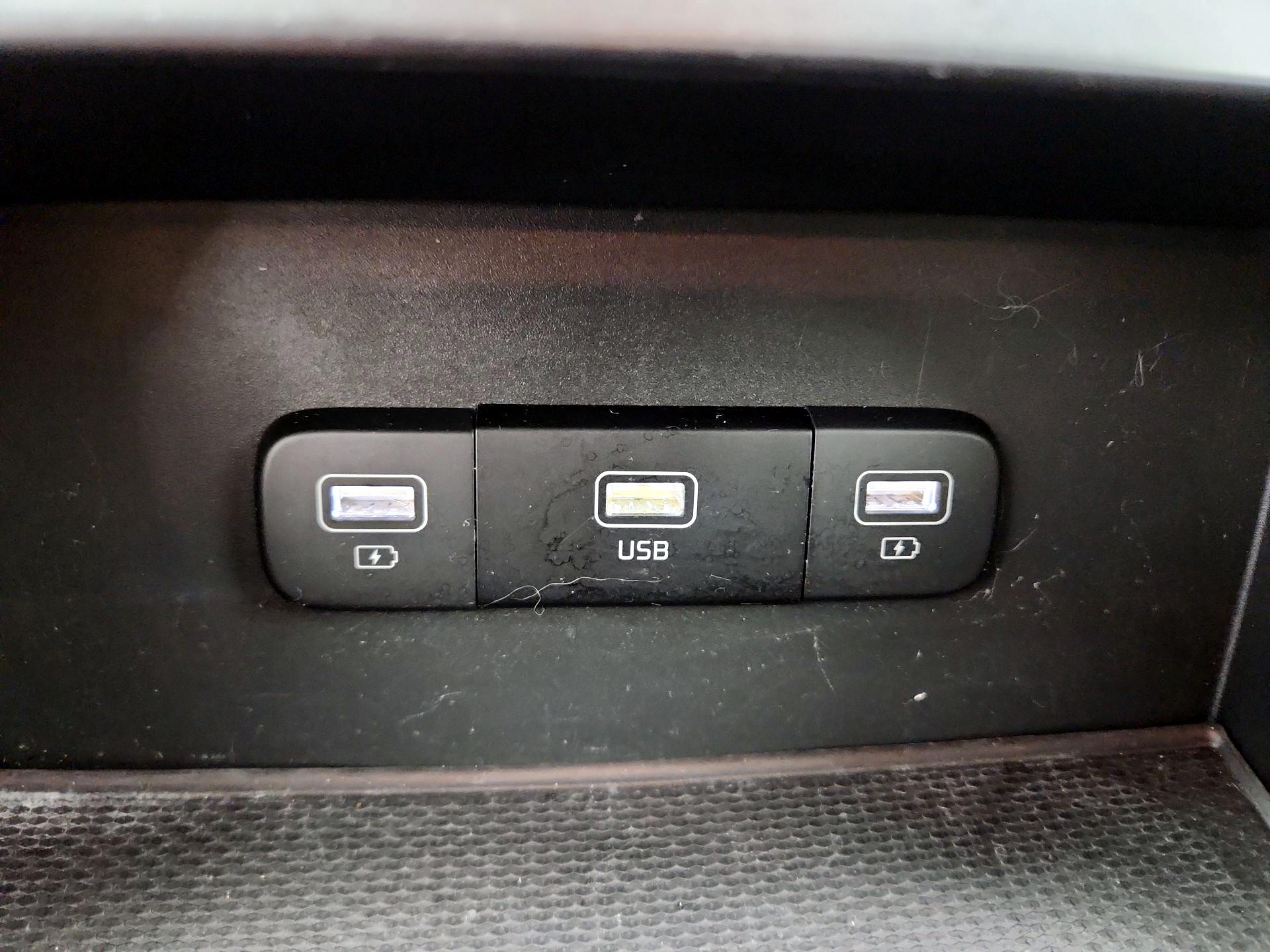 Thumbnail: 2023 Kia Carnival - 18