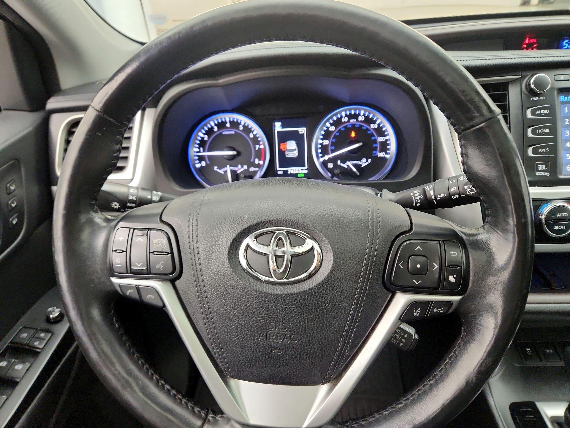 Thumbnail: 2017 Toyota Highlander - 10