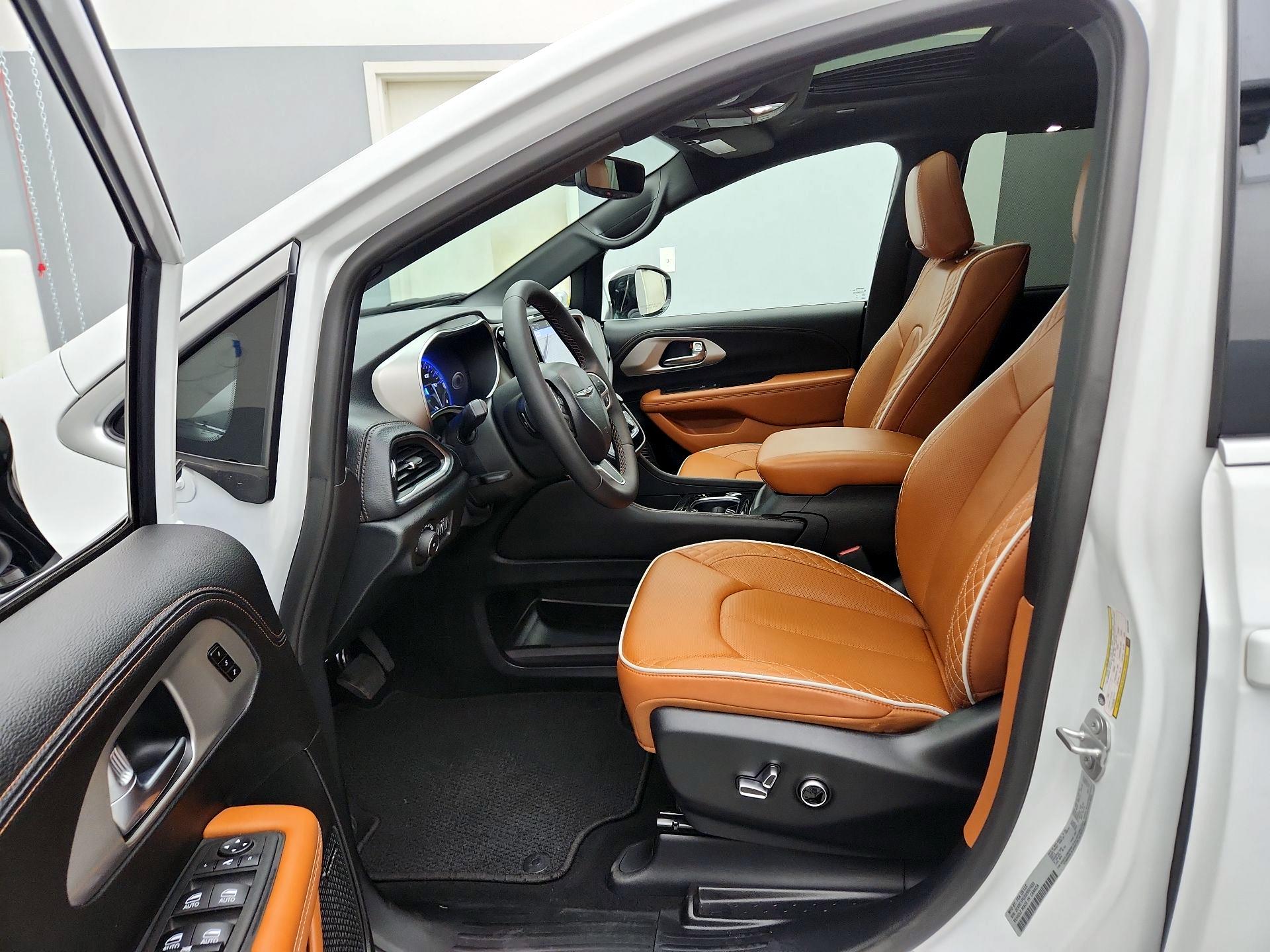 Thumbnail: 2025 Chrysler Pacifica - 11