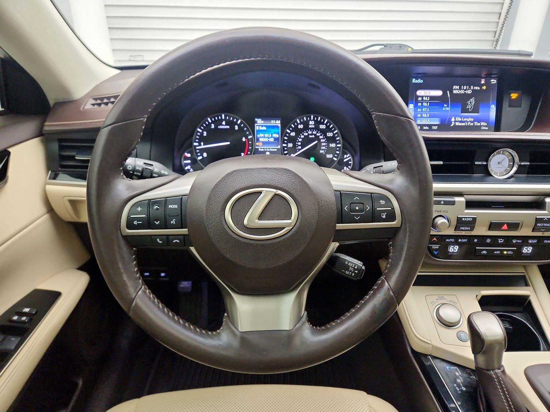 Thumbnail: 2016 Lexus ES - 10
