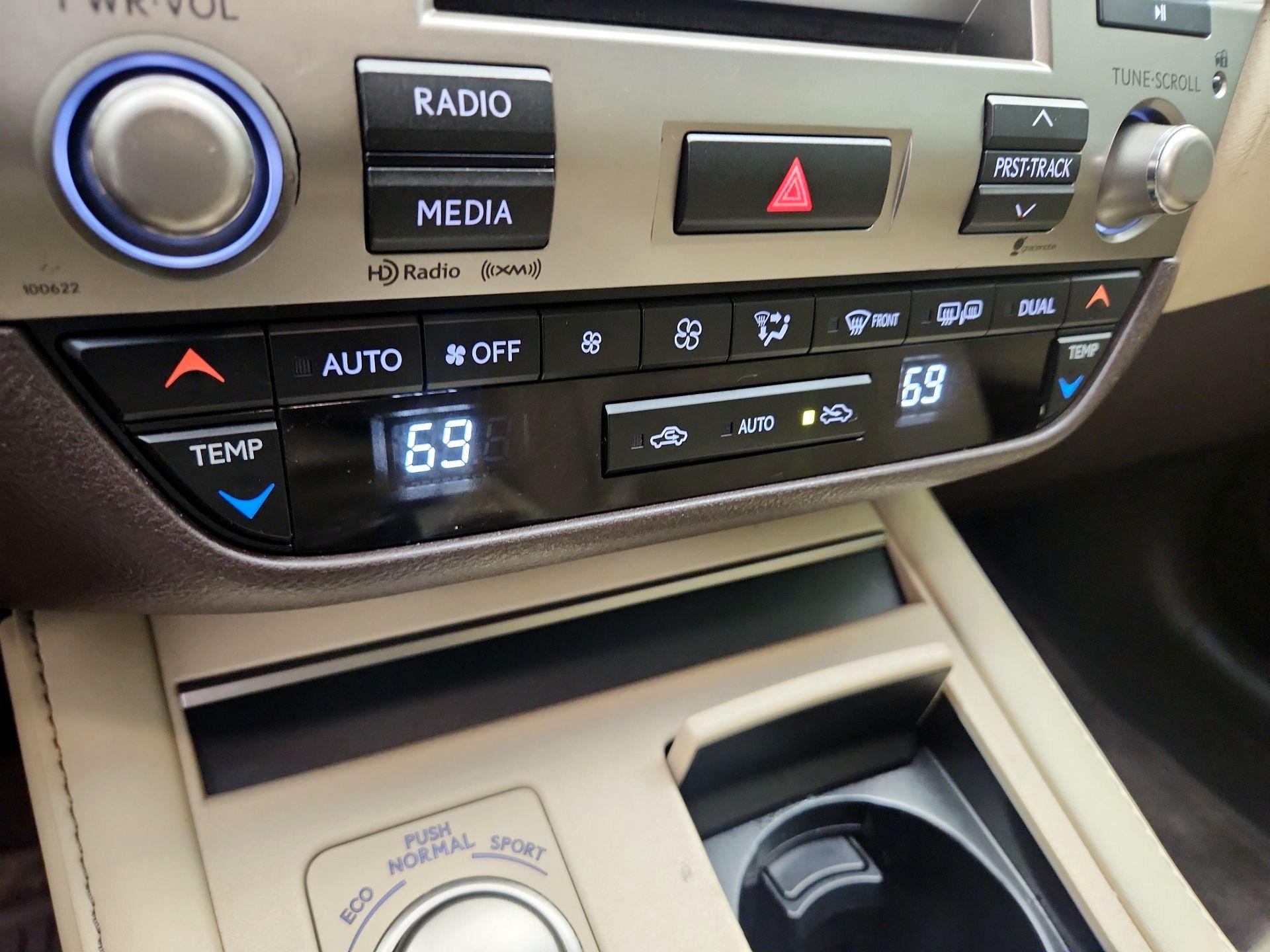 Thumbnail: 2016 Lexus ES - 16