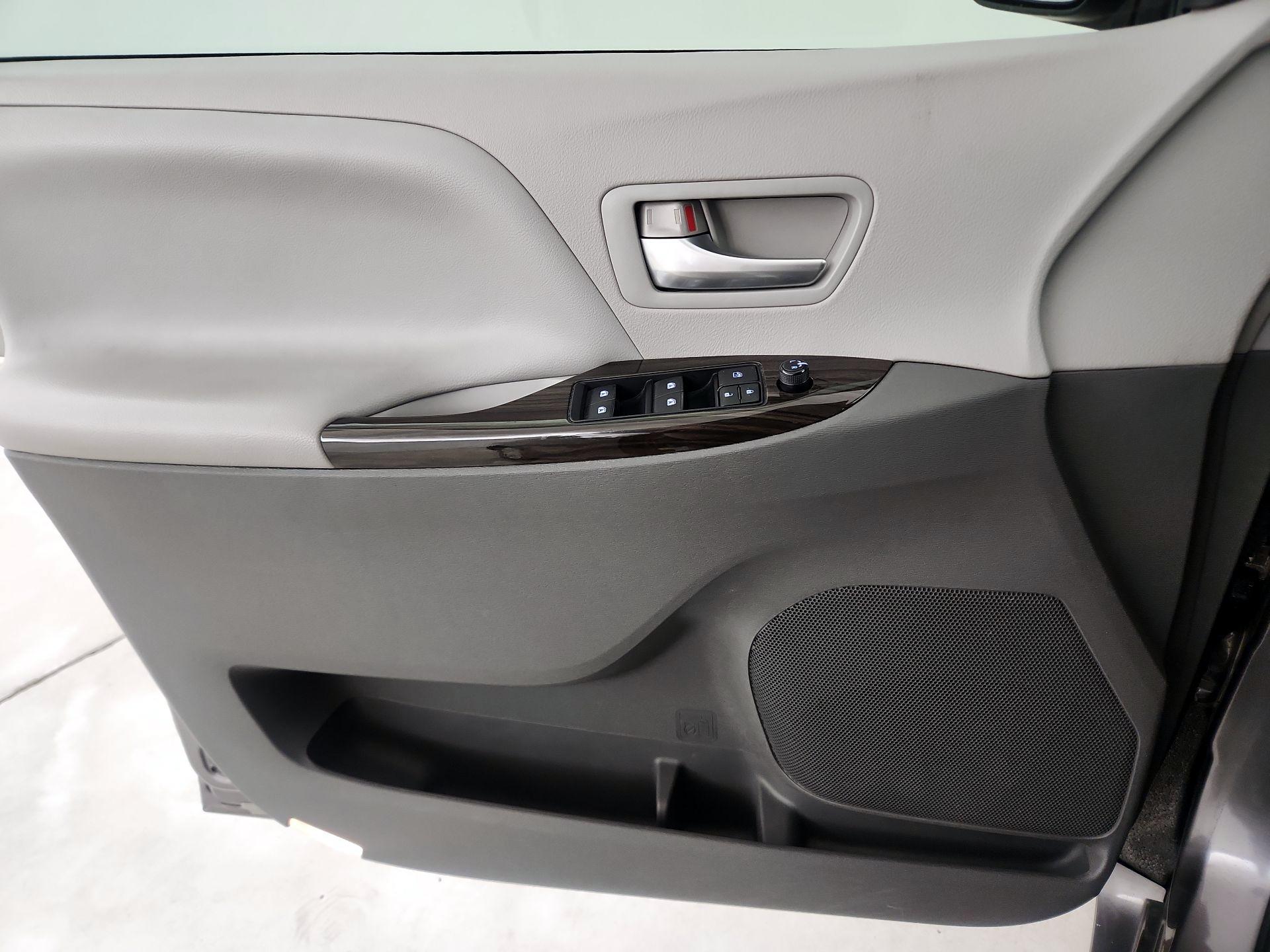 Thumbnail: 2015 Toyota Sienna - 12