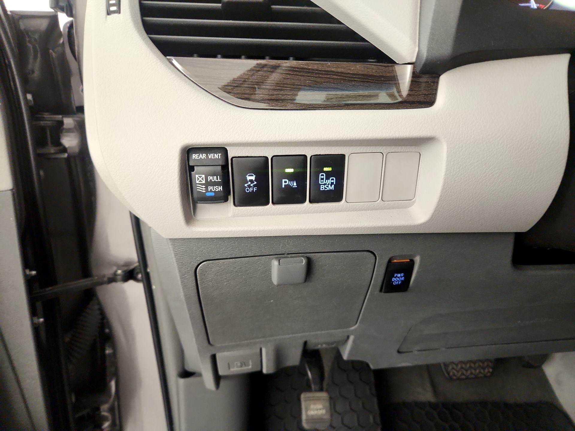 Thumbnail: 2015 Toyota Sienna - 13