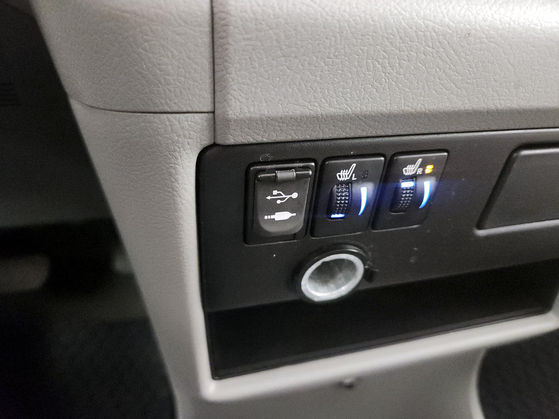 Thumbnail: 2015 Toyota Sienna - 18
