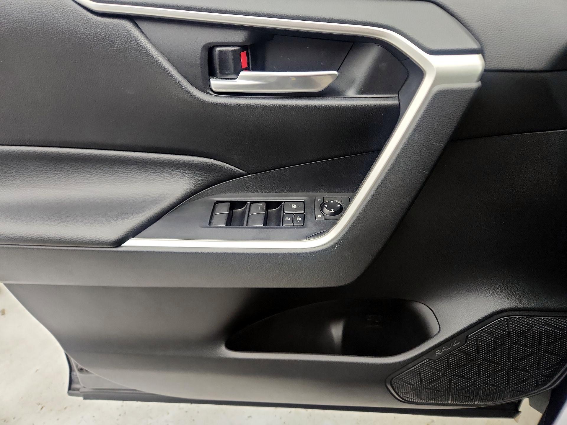 Thumbnail: 2019 Toyota RAV4 - 12