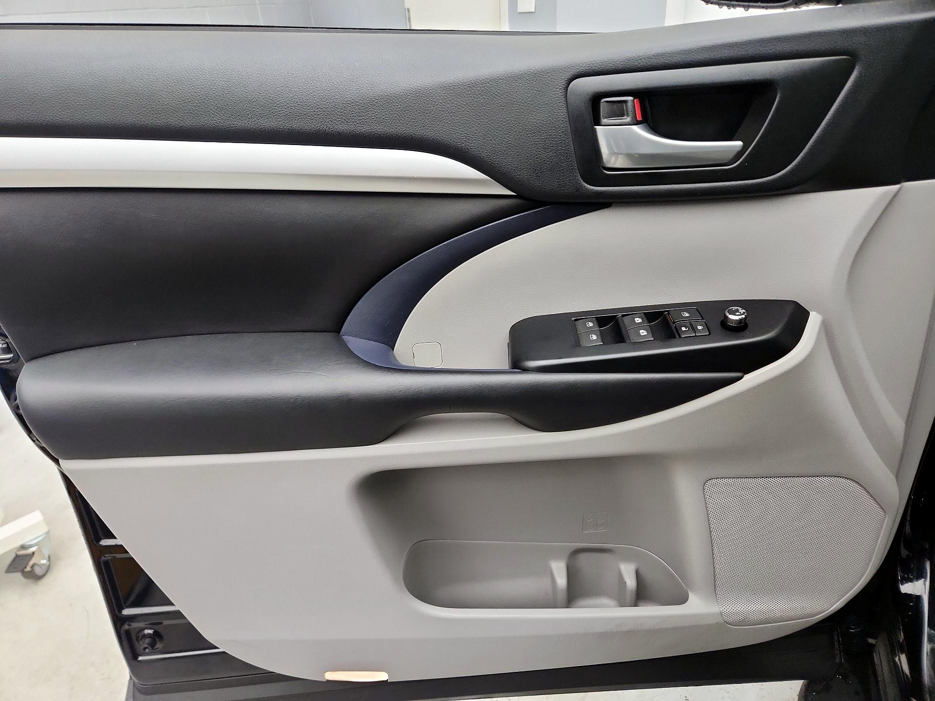 Thumbnail: 2018 Toyota Highlander - 12