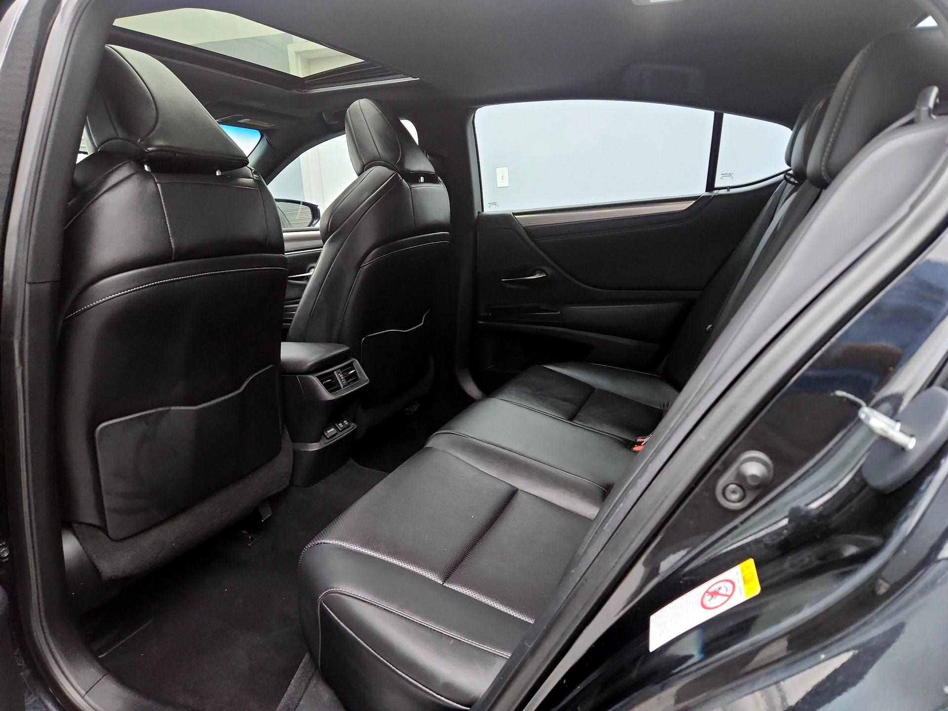 Thumbnail: 2019 Lexus ES - 19