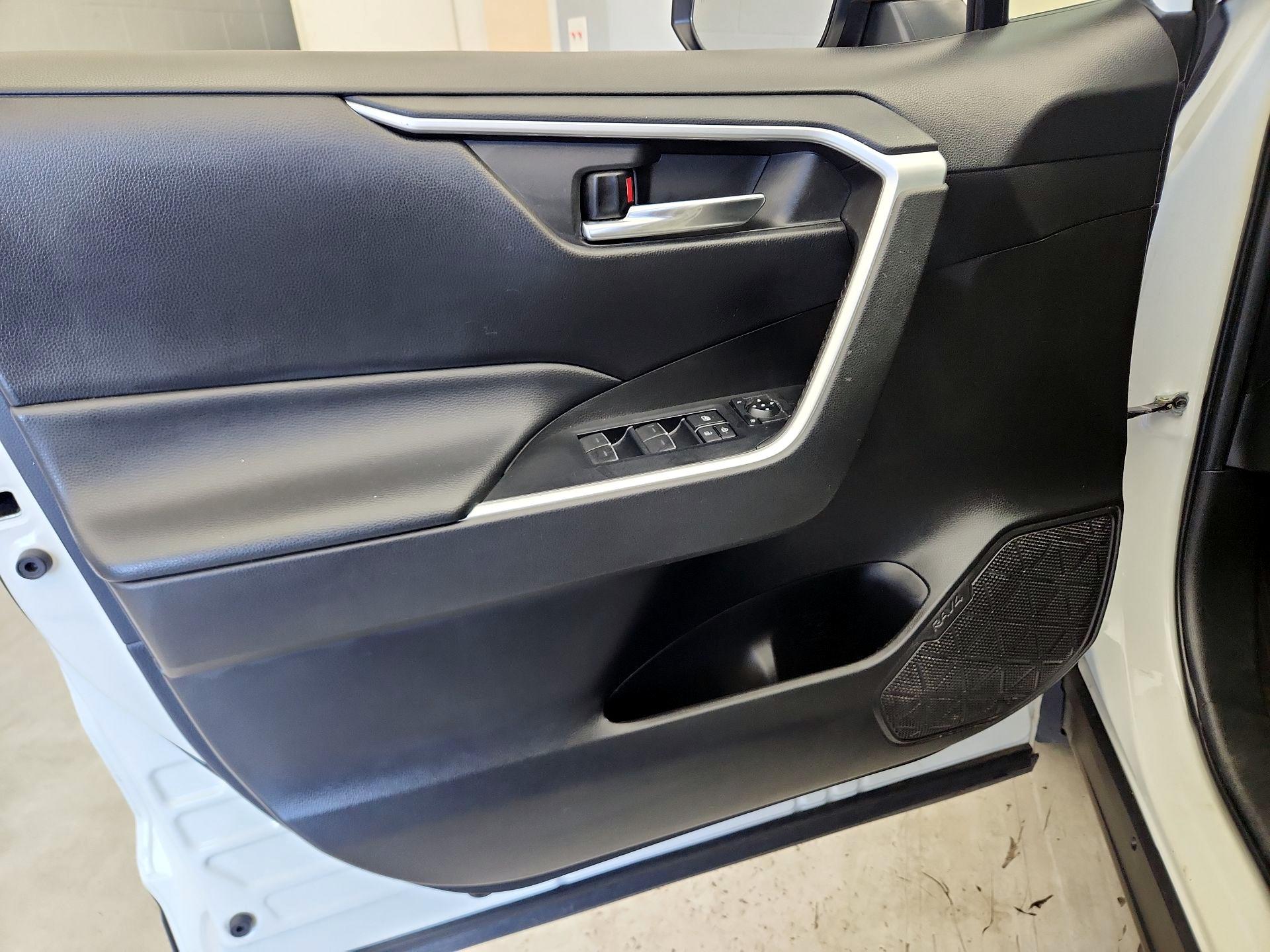 Thumbnail: 2022 Toyota RAV4 - 12