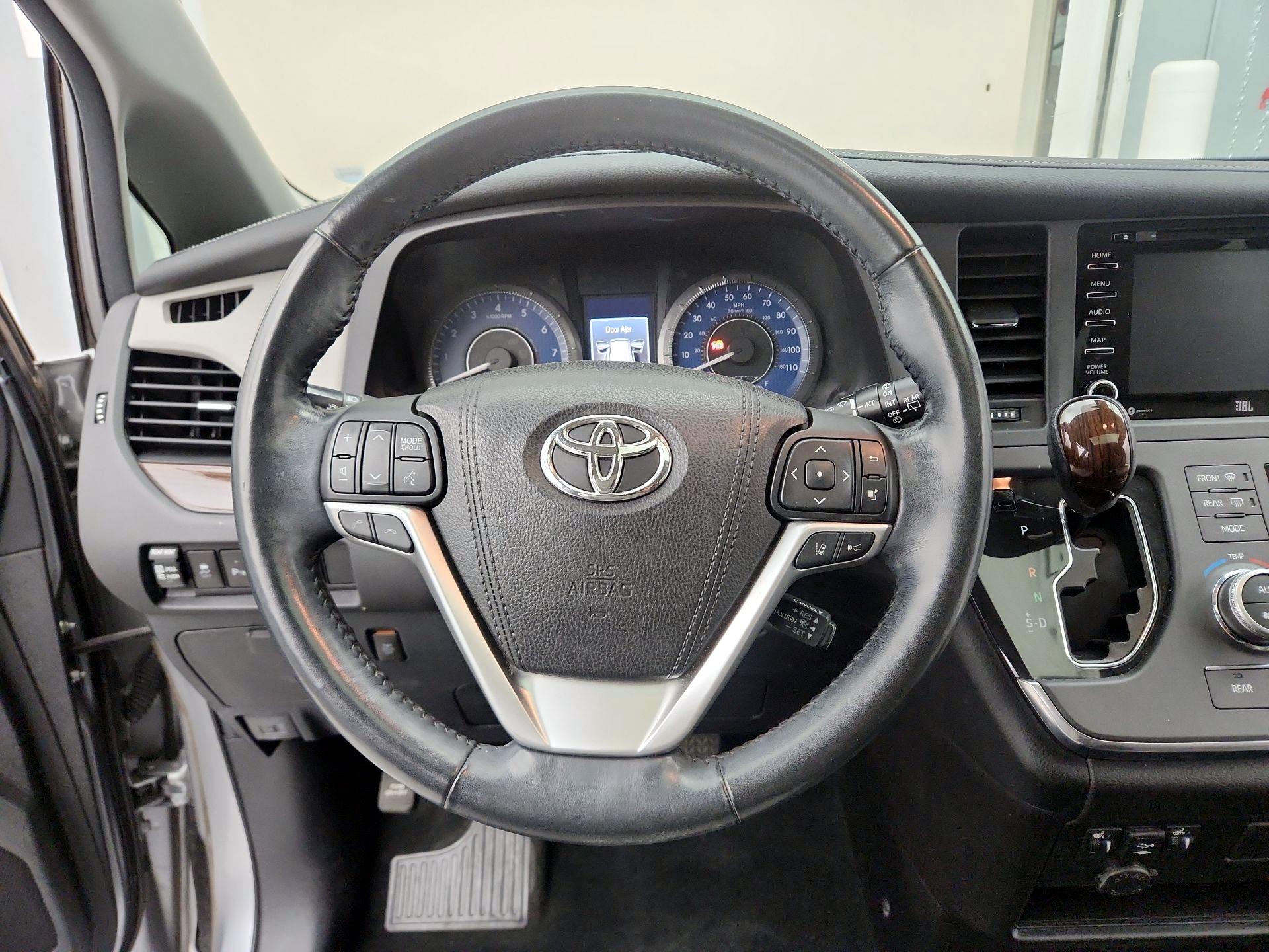 Thumbnail: 2018 Toyota Sienna - 10