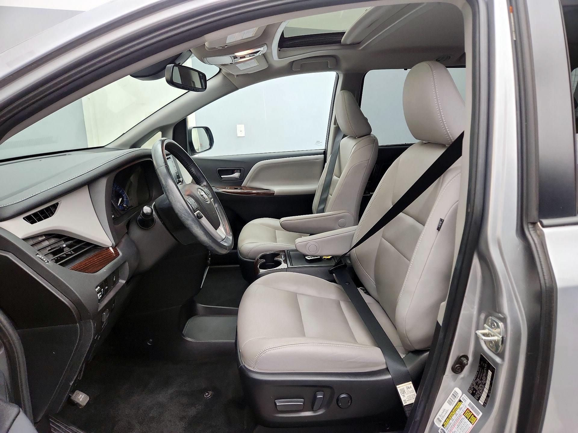 Thumbnail: 2018 Toyota Sienna - 11