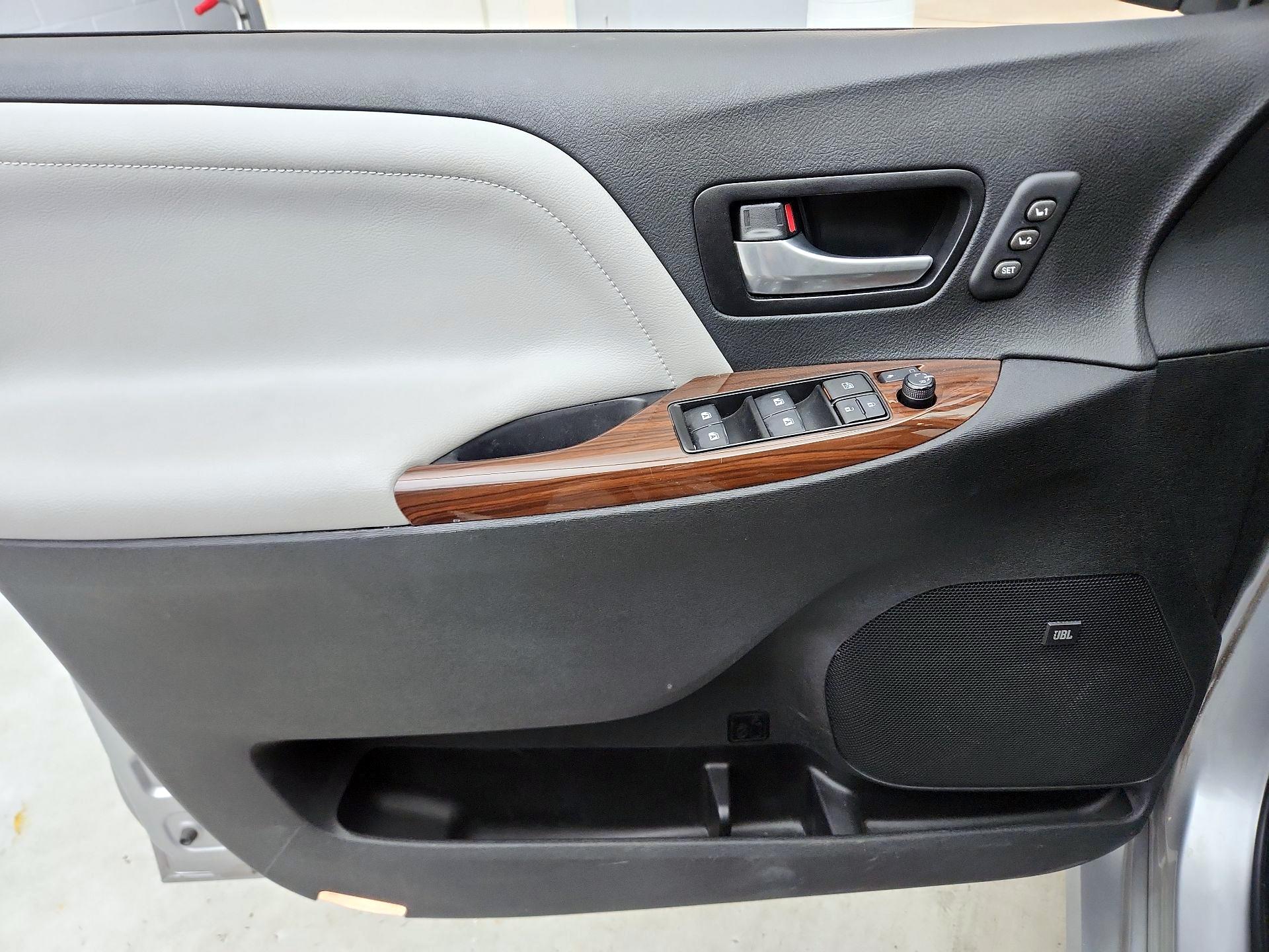 Thumbnail: 2018 Toyota Sienna - 12