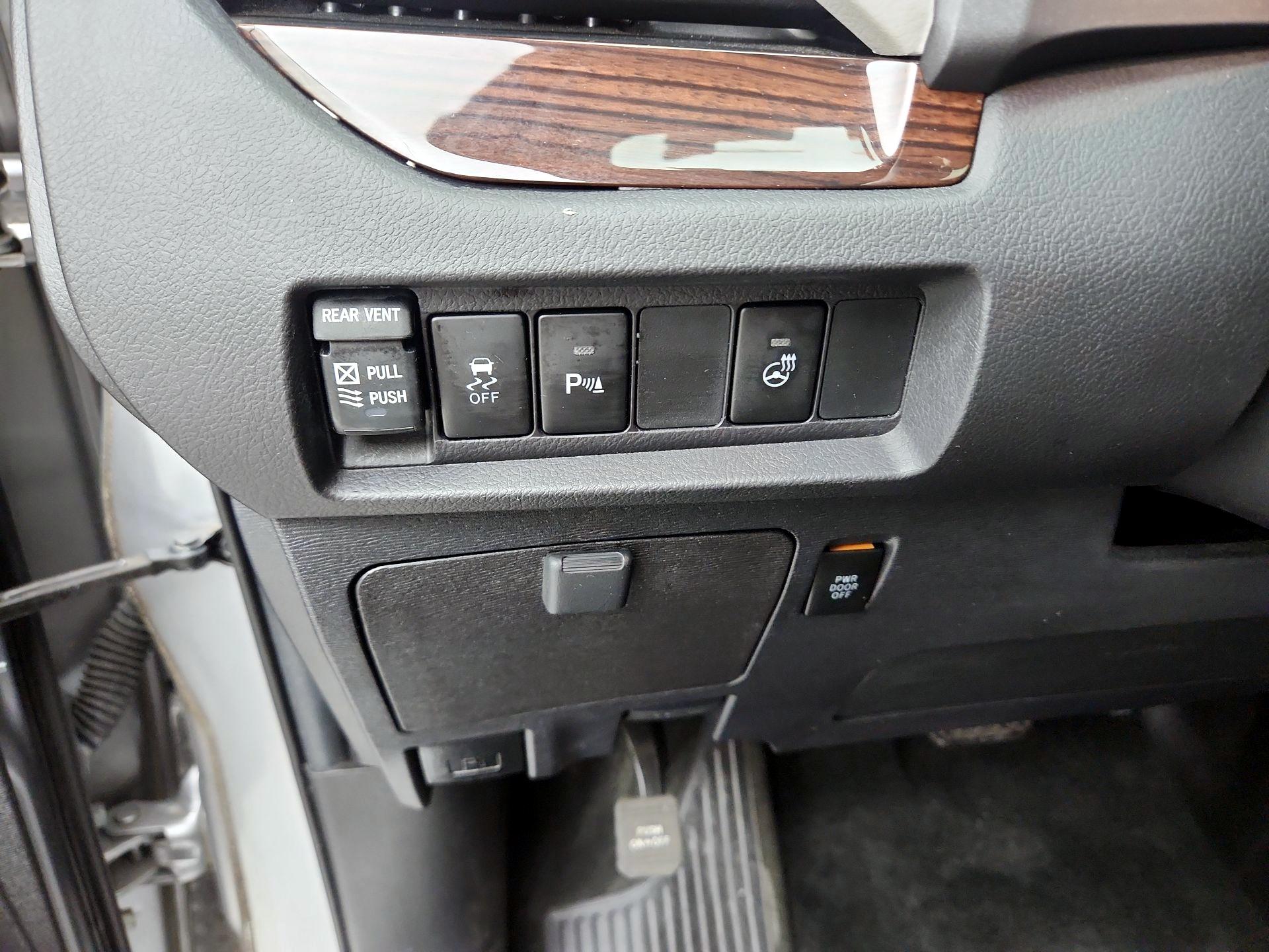 Thumbnail: 2018 Toyota Sienna - 13