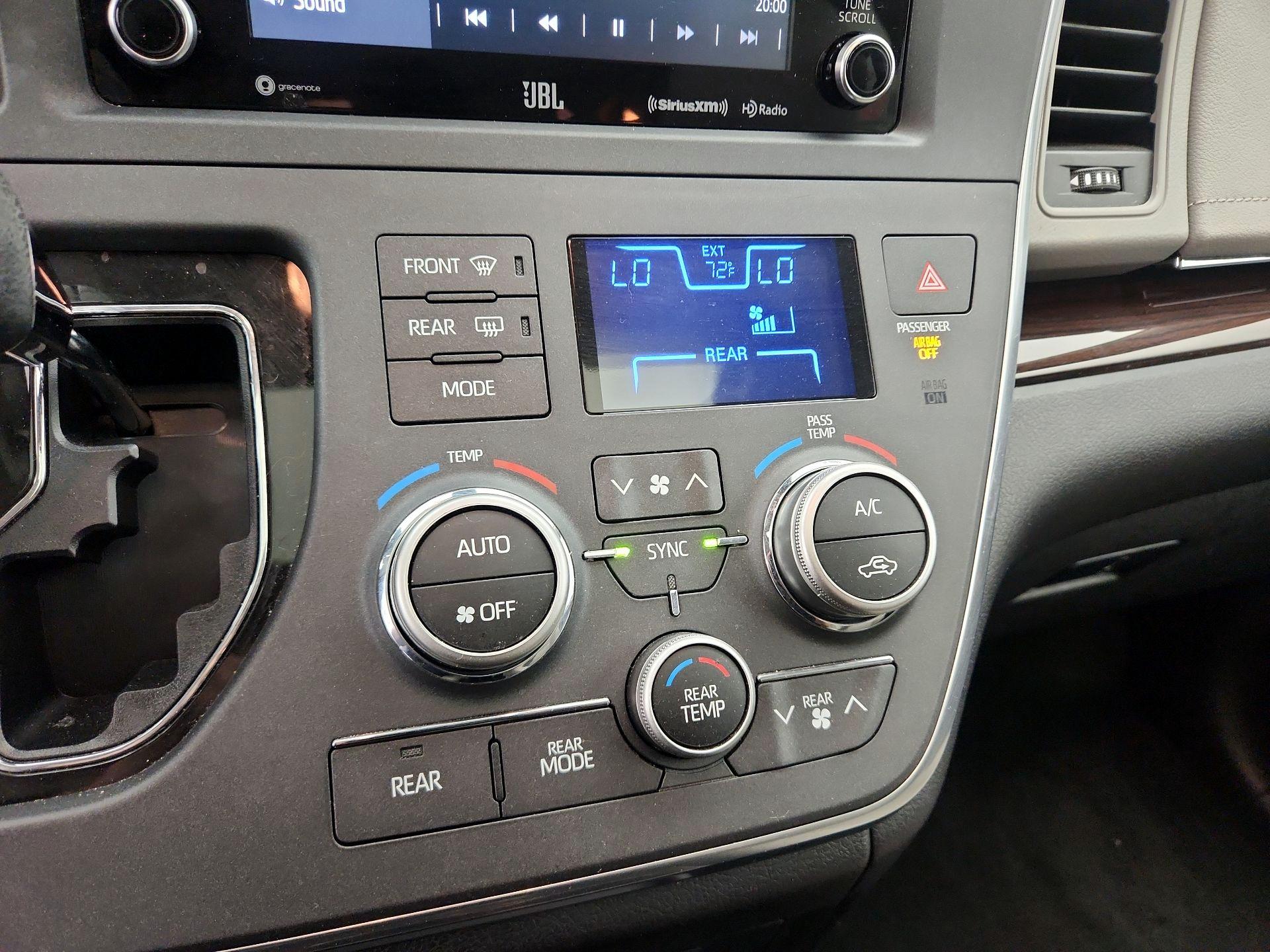 Thumbnail: 2018 Toyota Sienna - 17