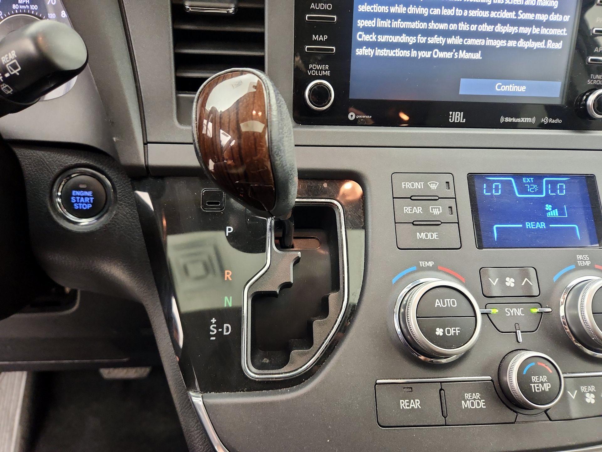 Thumbnail: 2018 Toyota Sienna - 18