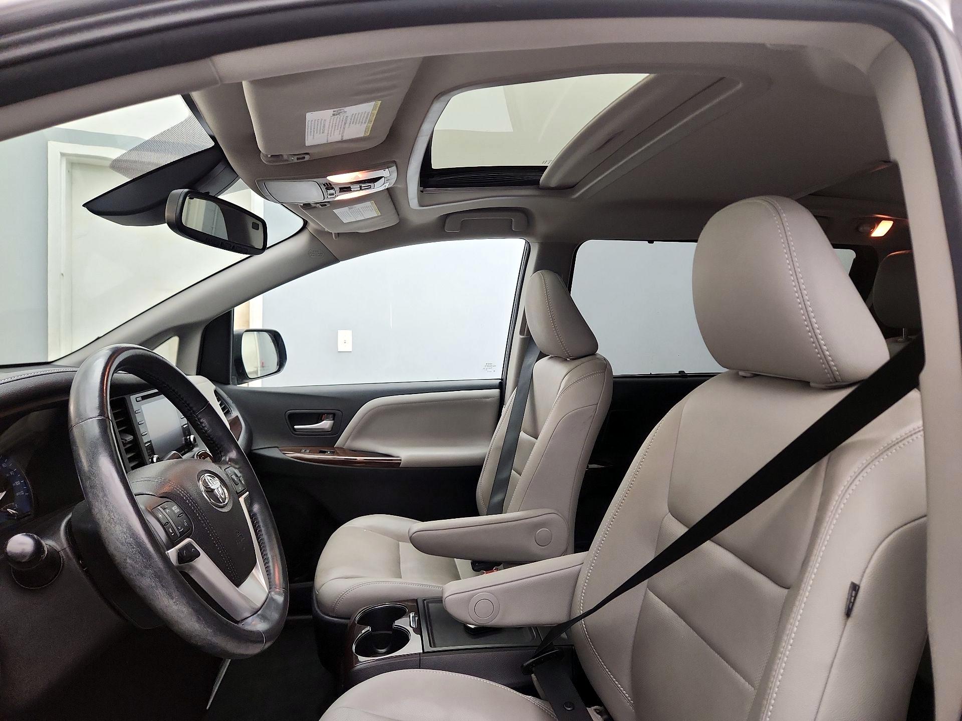 Thumbnail: 2018 Toyota Sienna - 20