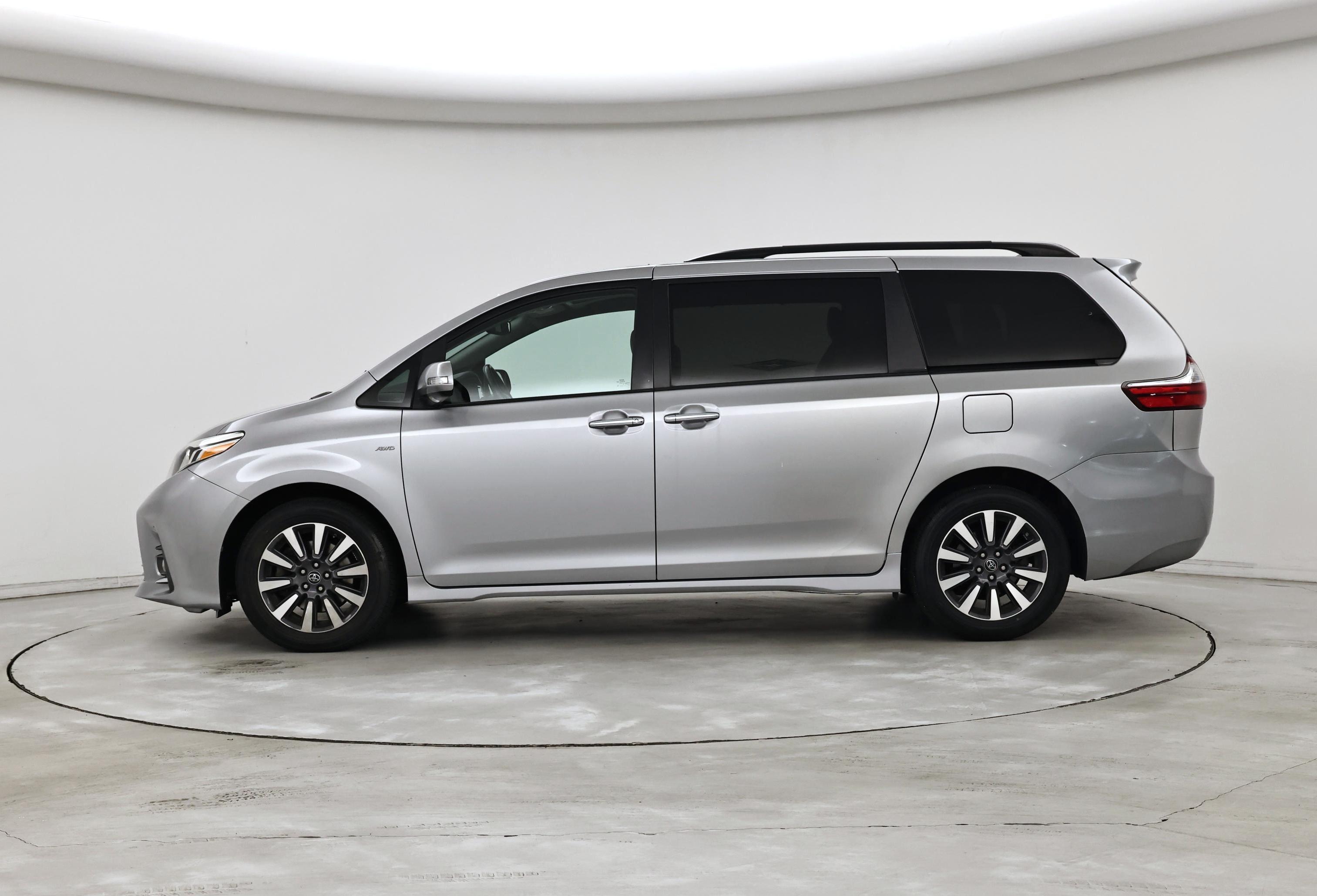 Thumbnail: 2018 Toyota Sienna - 3
