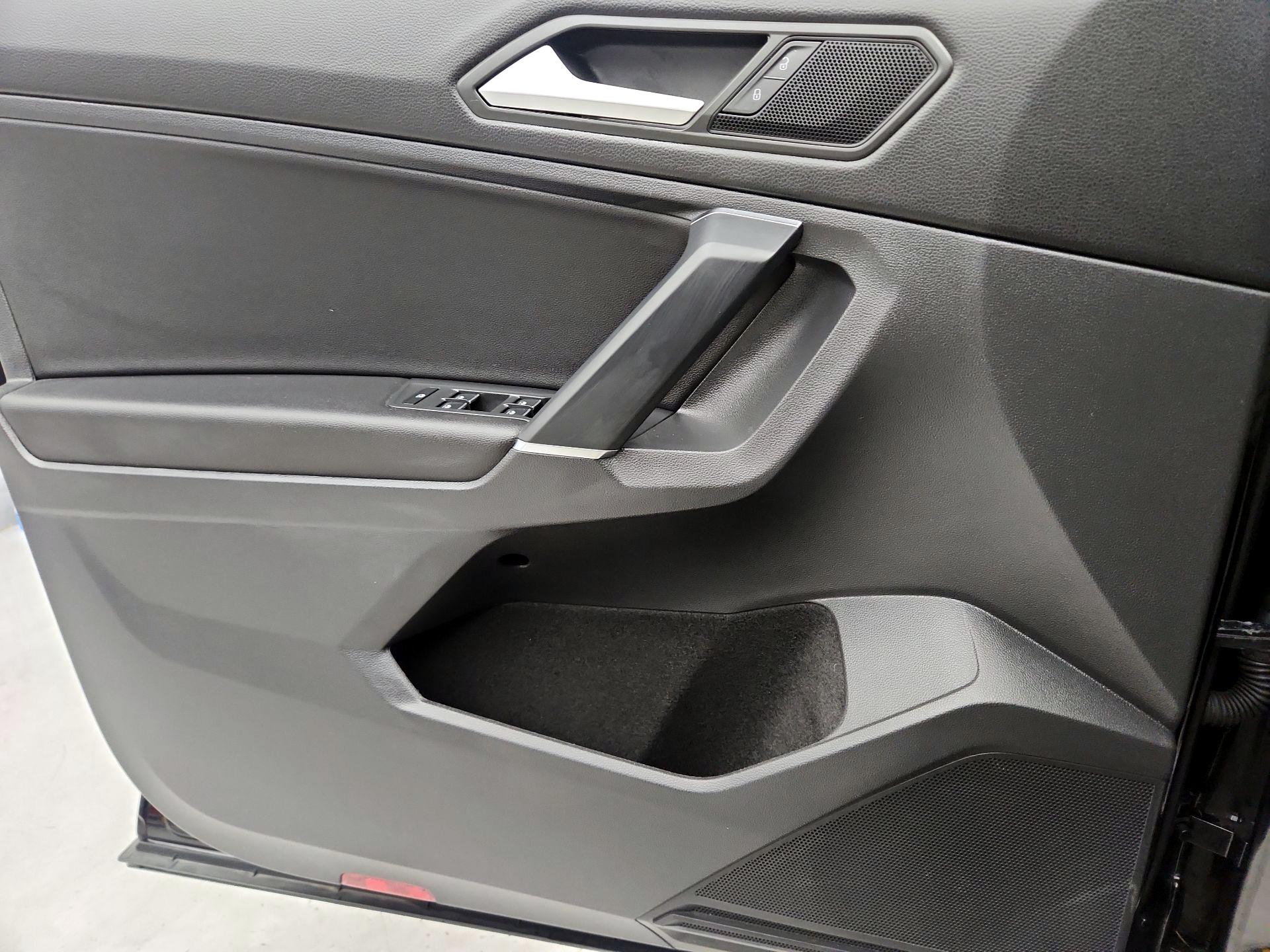 Thumbnail: 2020 Volkswagen Tiguan - 12