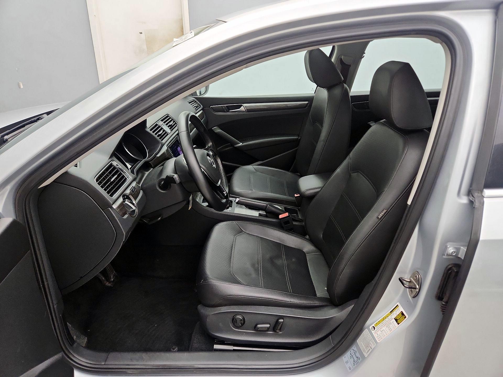 Thumbnail: 2016 Volkswagen Passat - 11