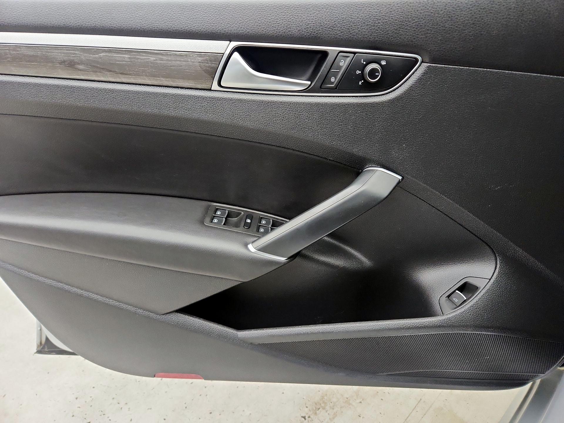 Thumbnail: 2016 Volkswagen Passat - 12