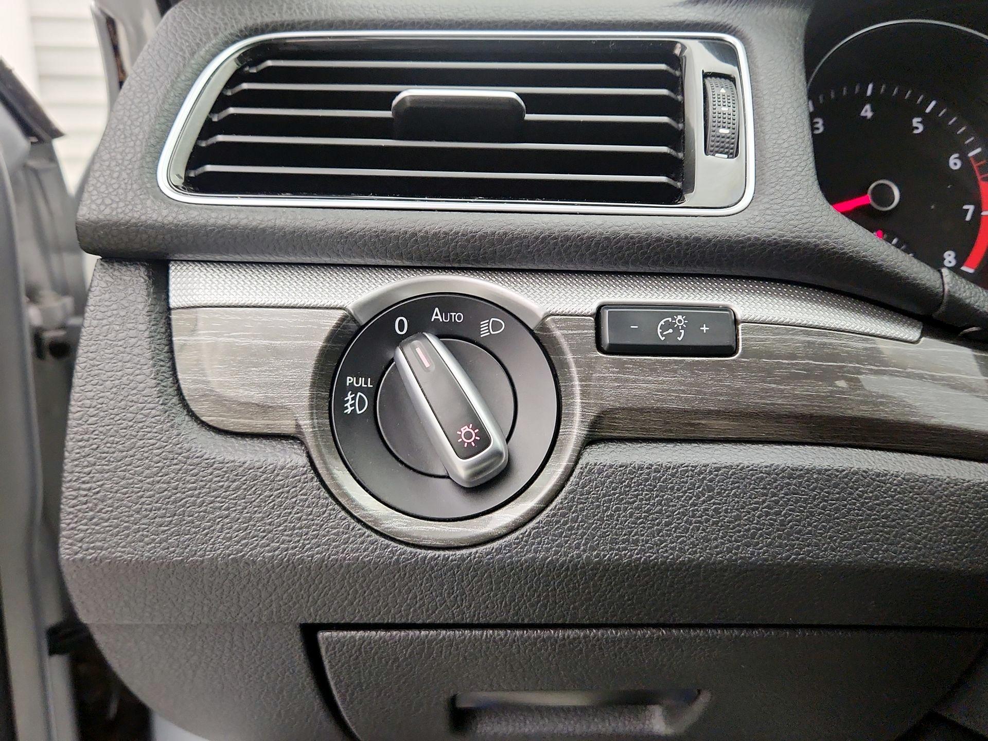 Thumbnail: 2016 Volkswagen Passat - 13