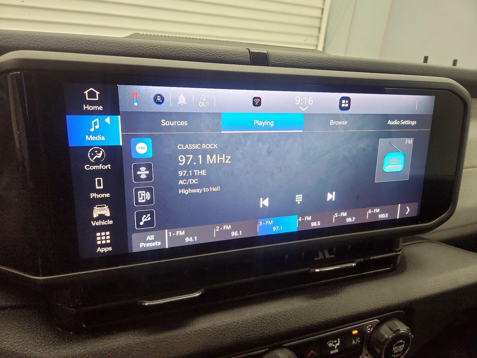 2025 Jeep Gladiator Nighthawk - Photo 16