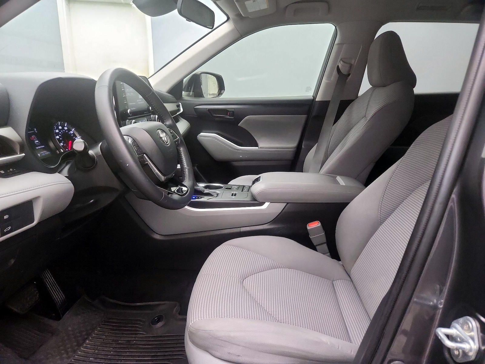2021 Toyota Highlander LE - Photo 12