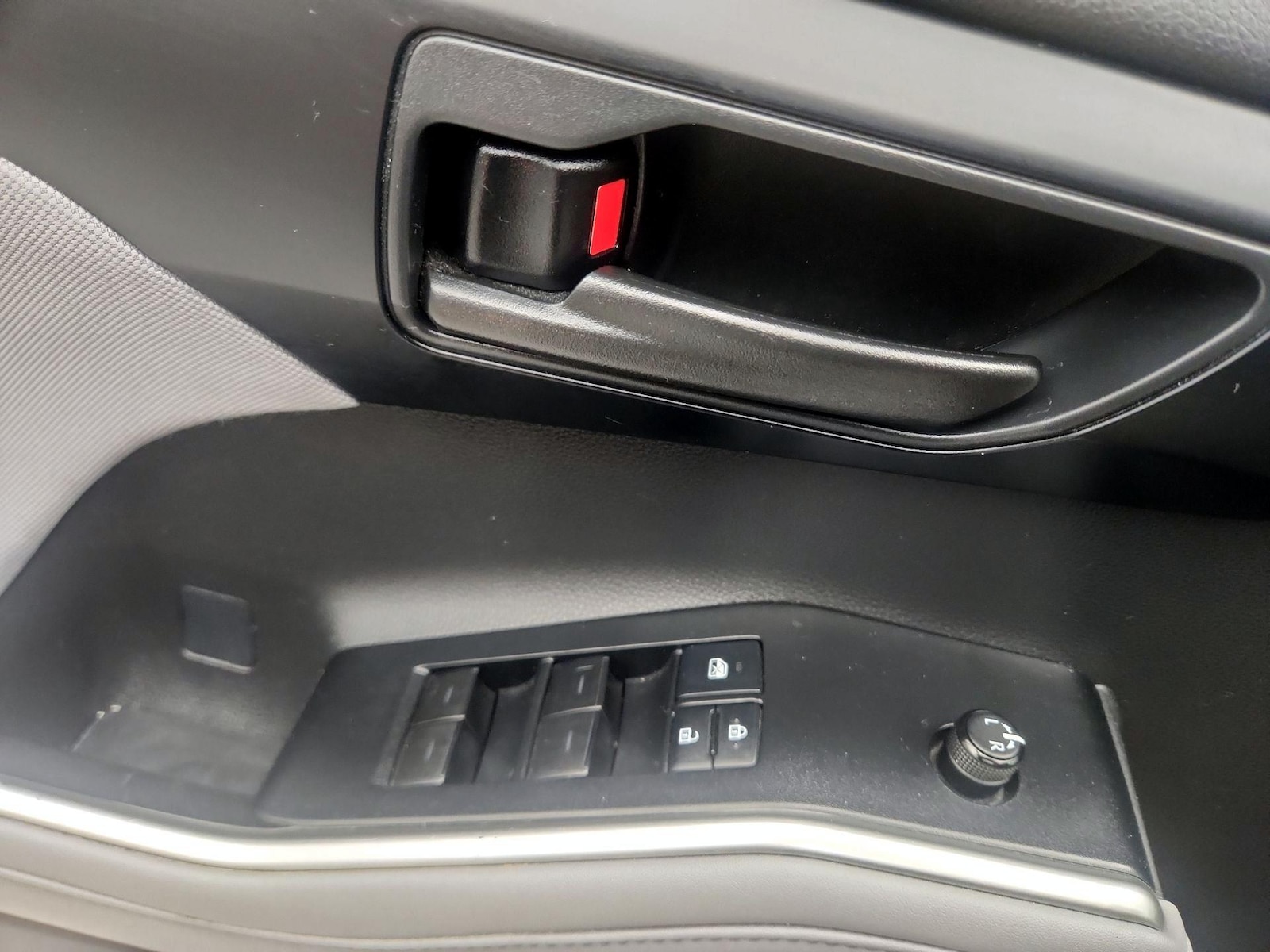 2021 Toyota Highlander LE - Photo 13