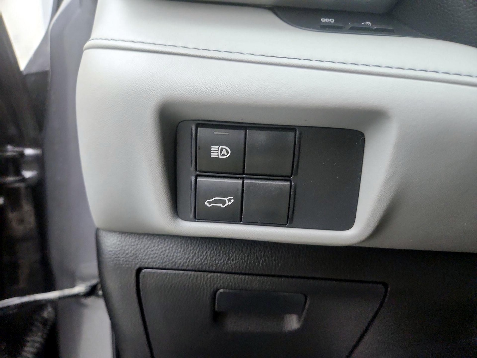 2021 Toyota Highlander LE - Photo 14