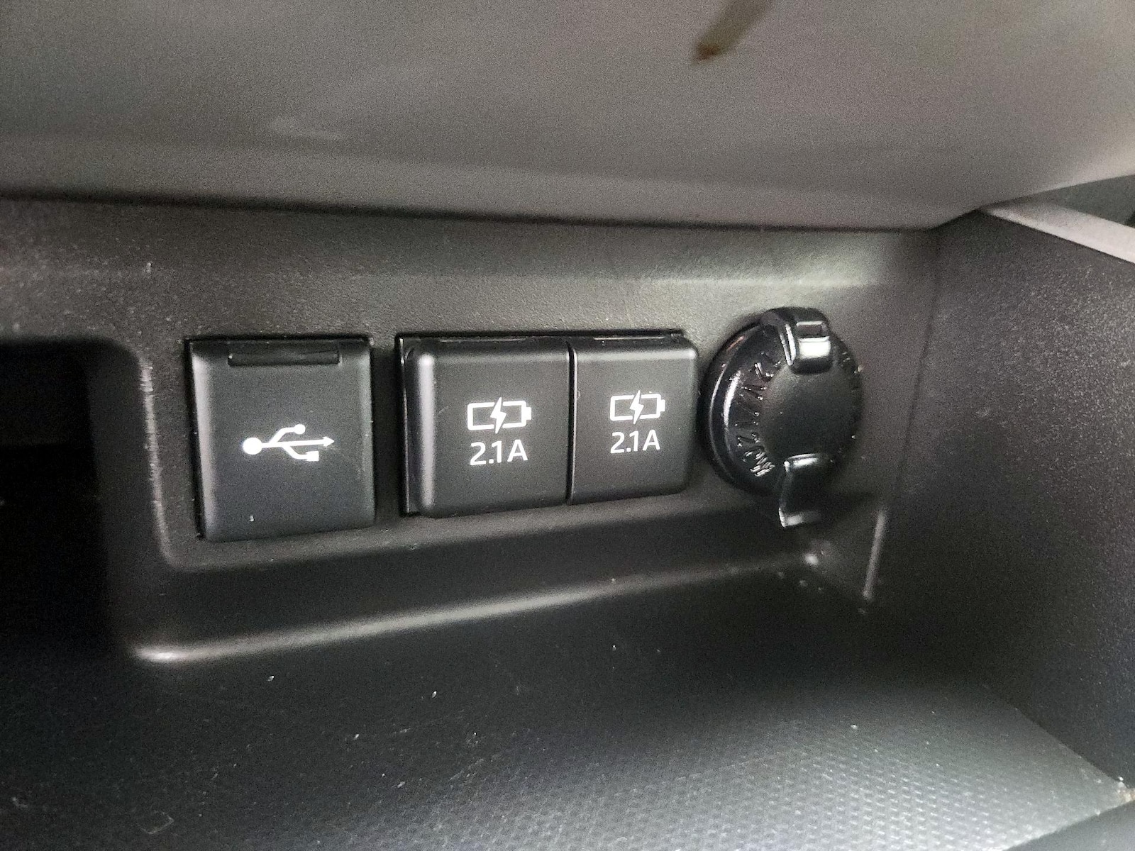 2021 Toyota Highlander LE - Photo 19