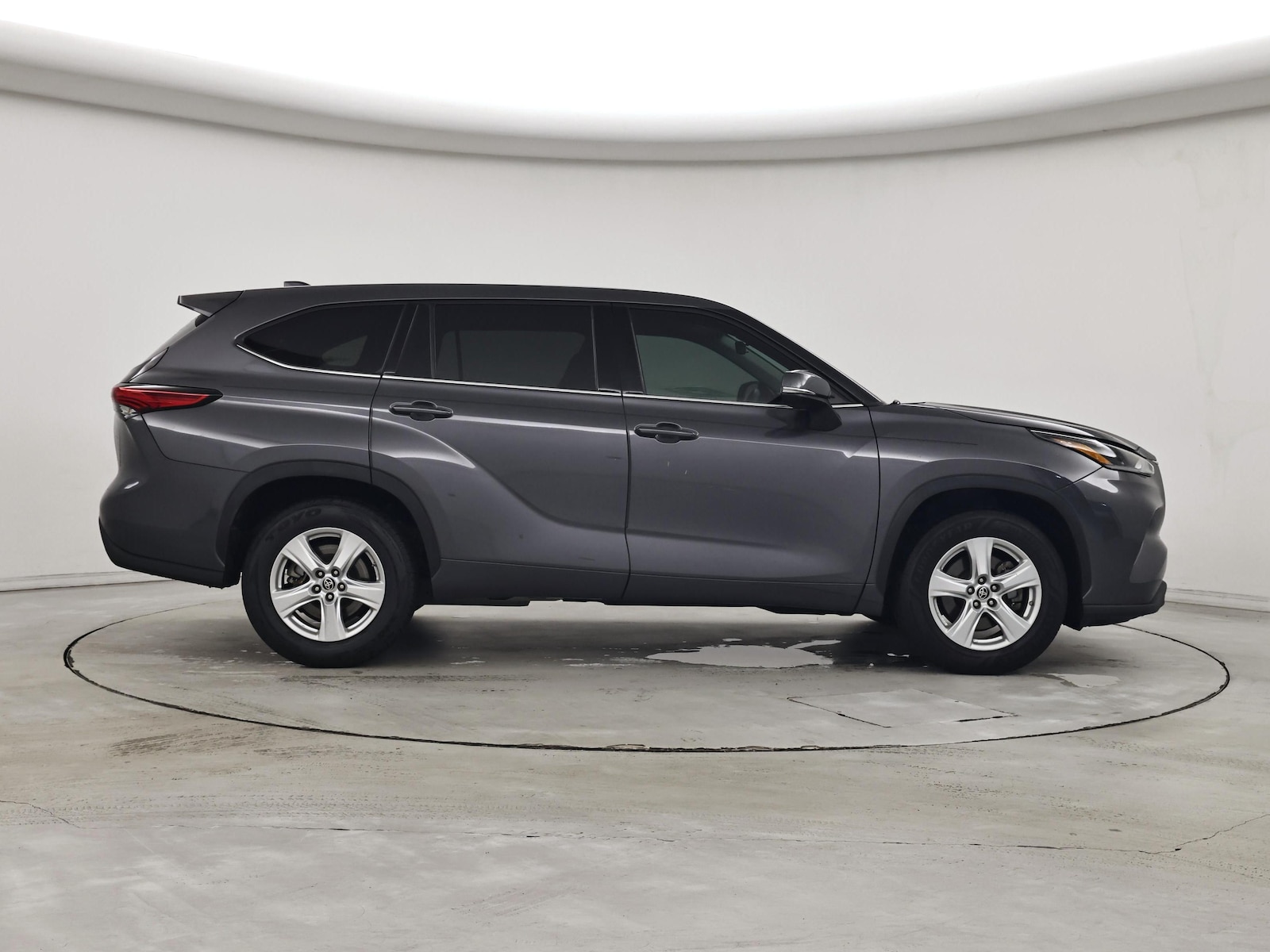 2021 Toyota Highlander LE - Photo 8