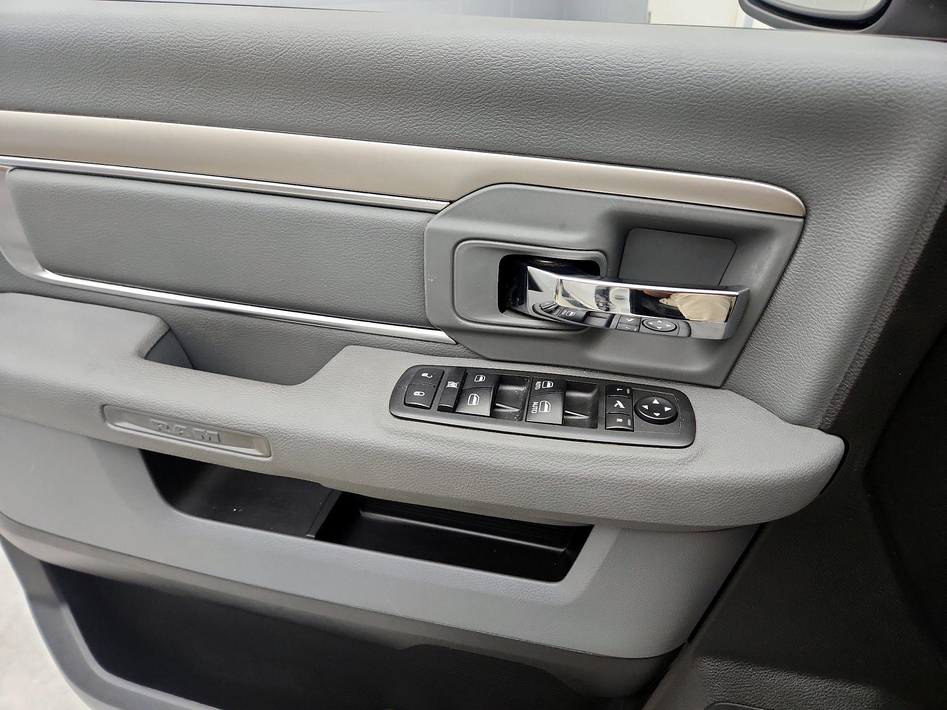Thumbnail: 2019 RAM 1500 Classic - 12