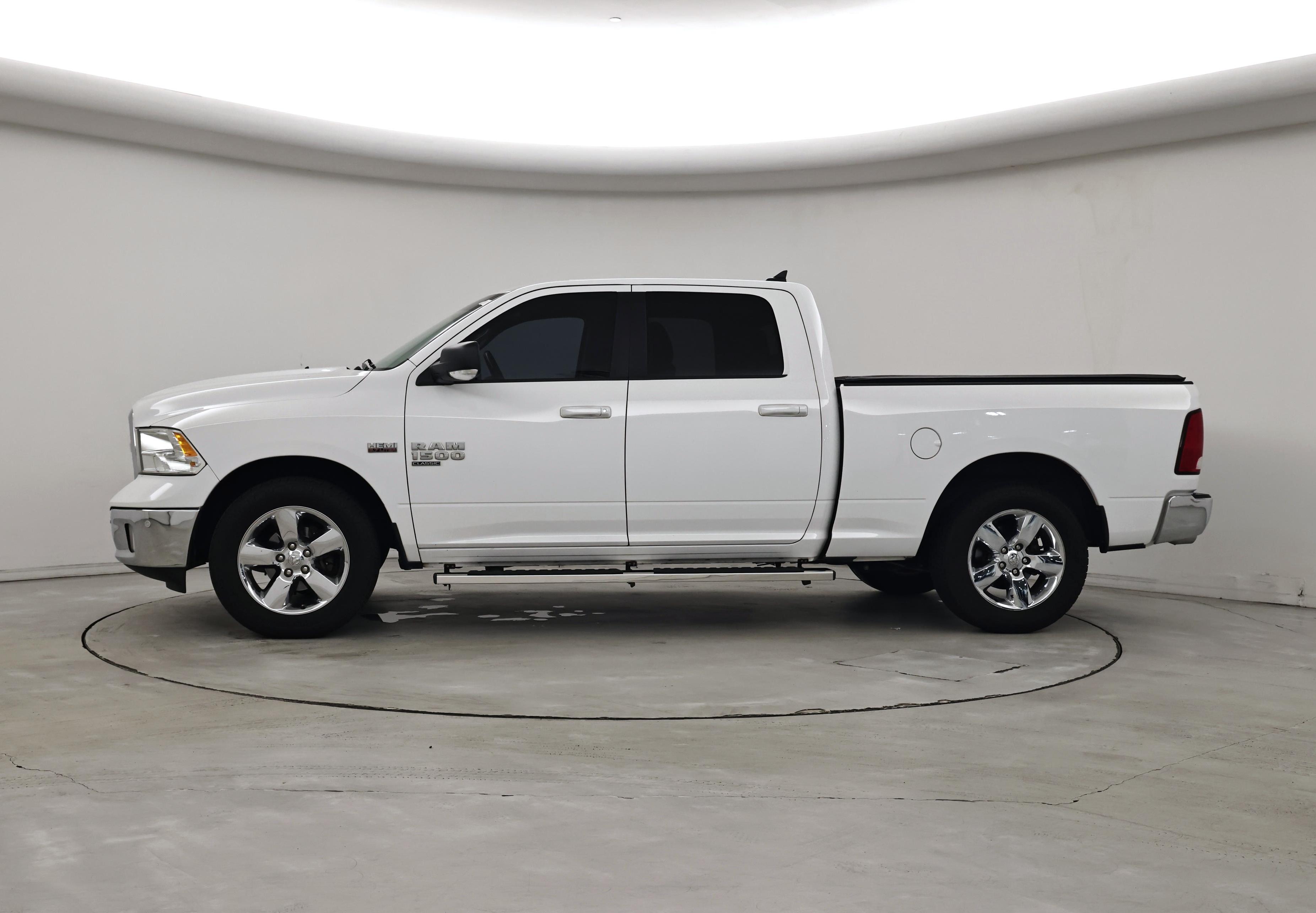 Thumbnail: 2019 RAM 1500 Classic - 3