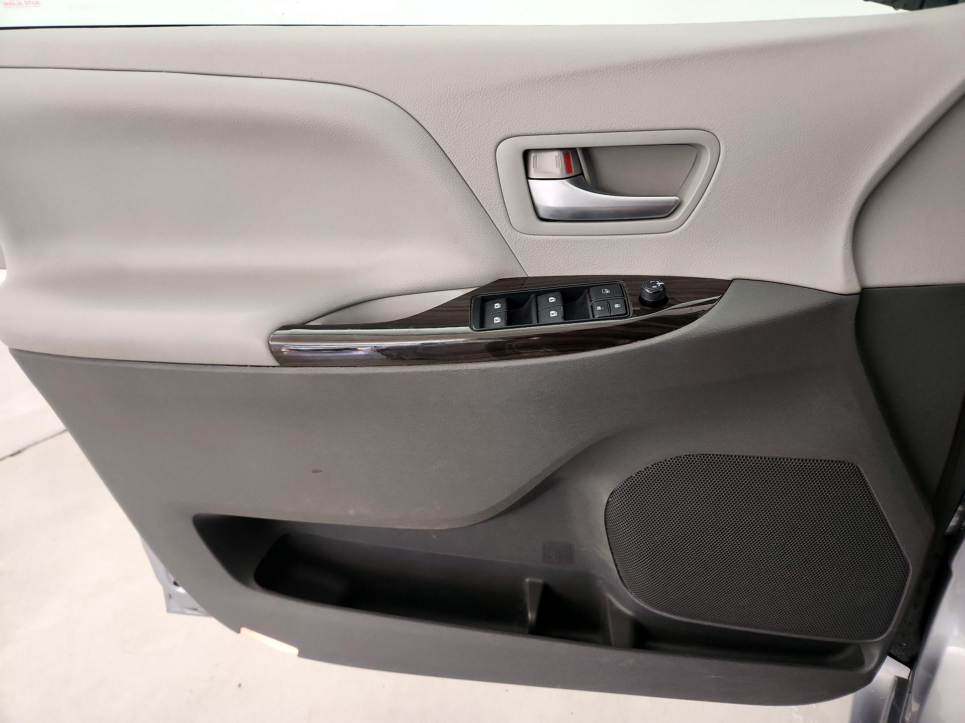 Thumbnail: 2015 Toyota Sienna - 12