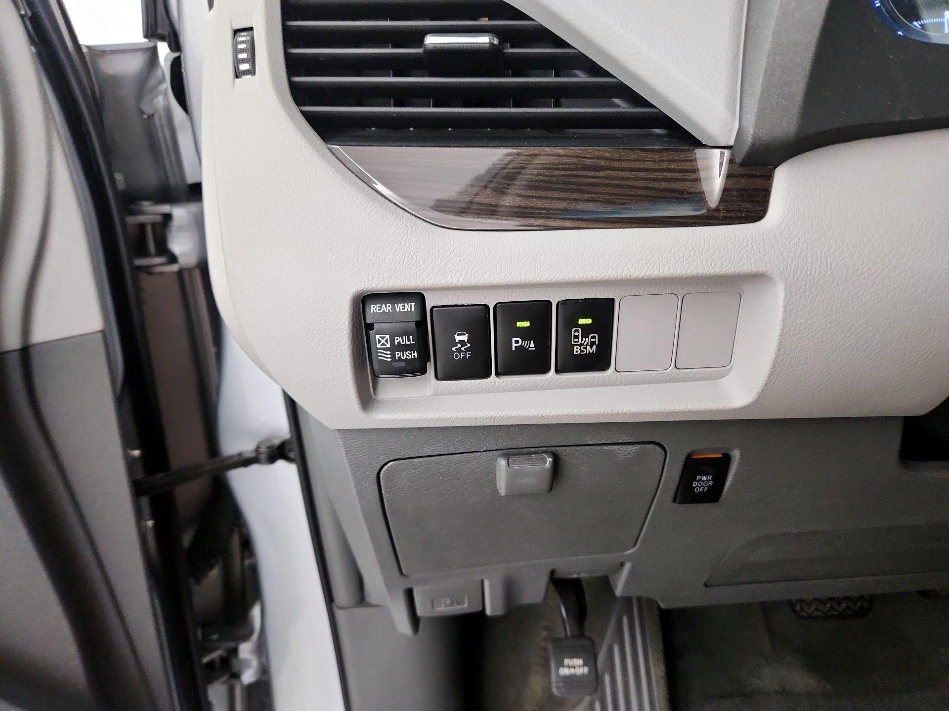 Thumbnail: 2015 Toyota Sienna - 13