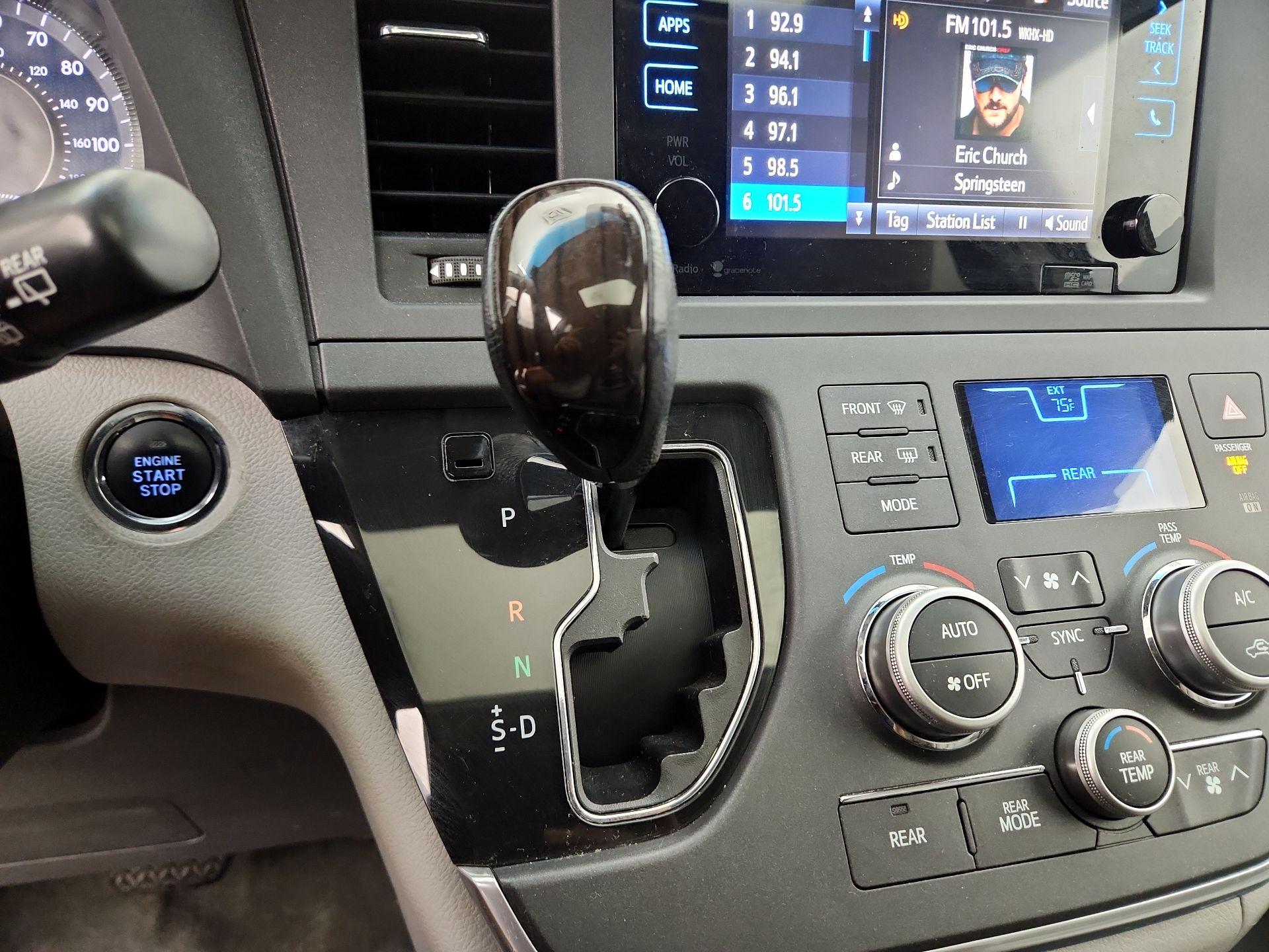 Thumbnail: 2015 Toyota Sienna - 17