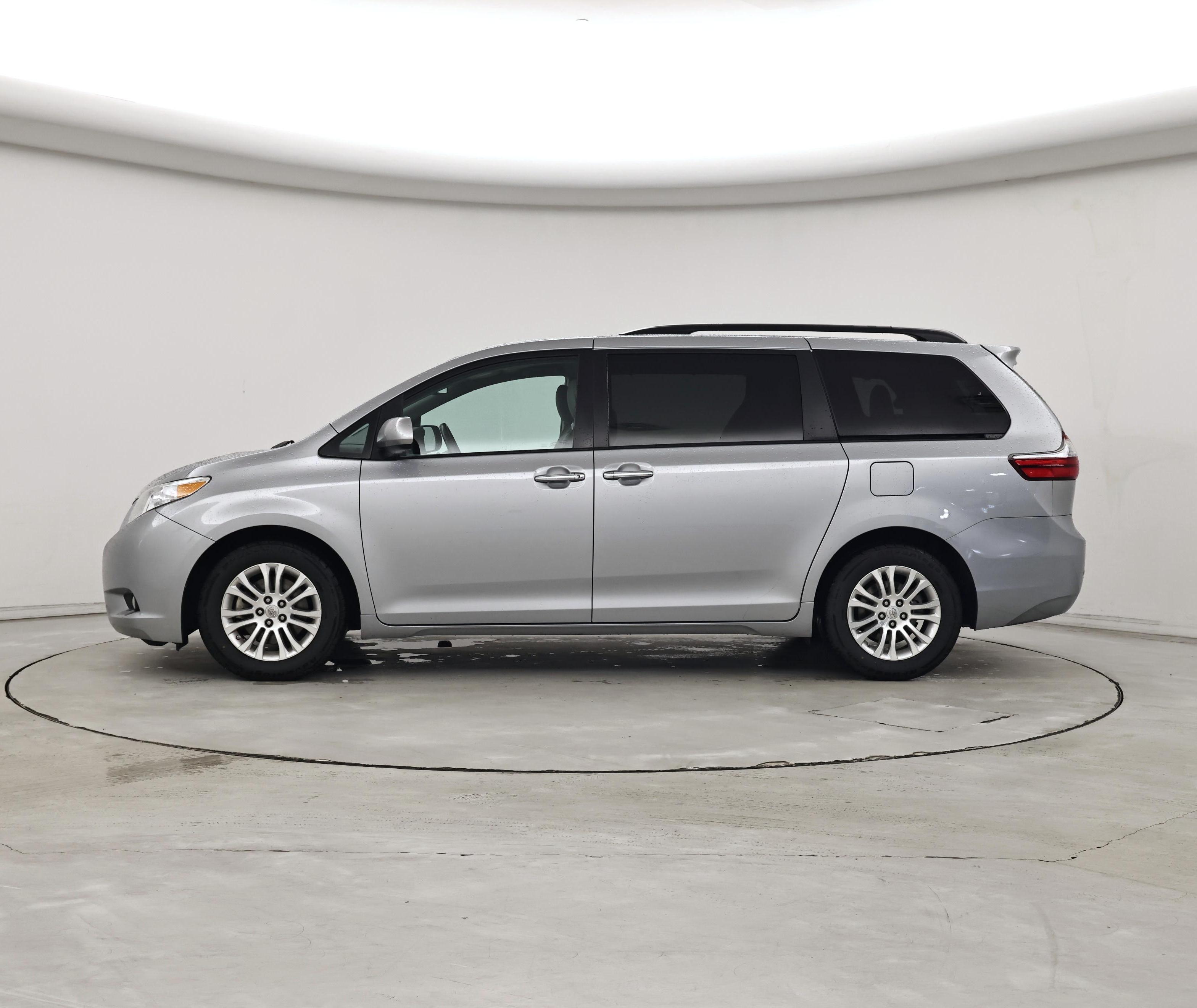 Thumbnail: 2015 Toyota Sienna - 3