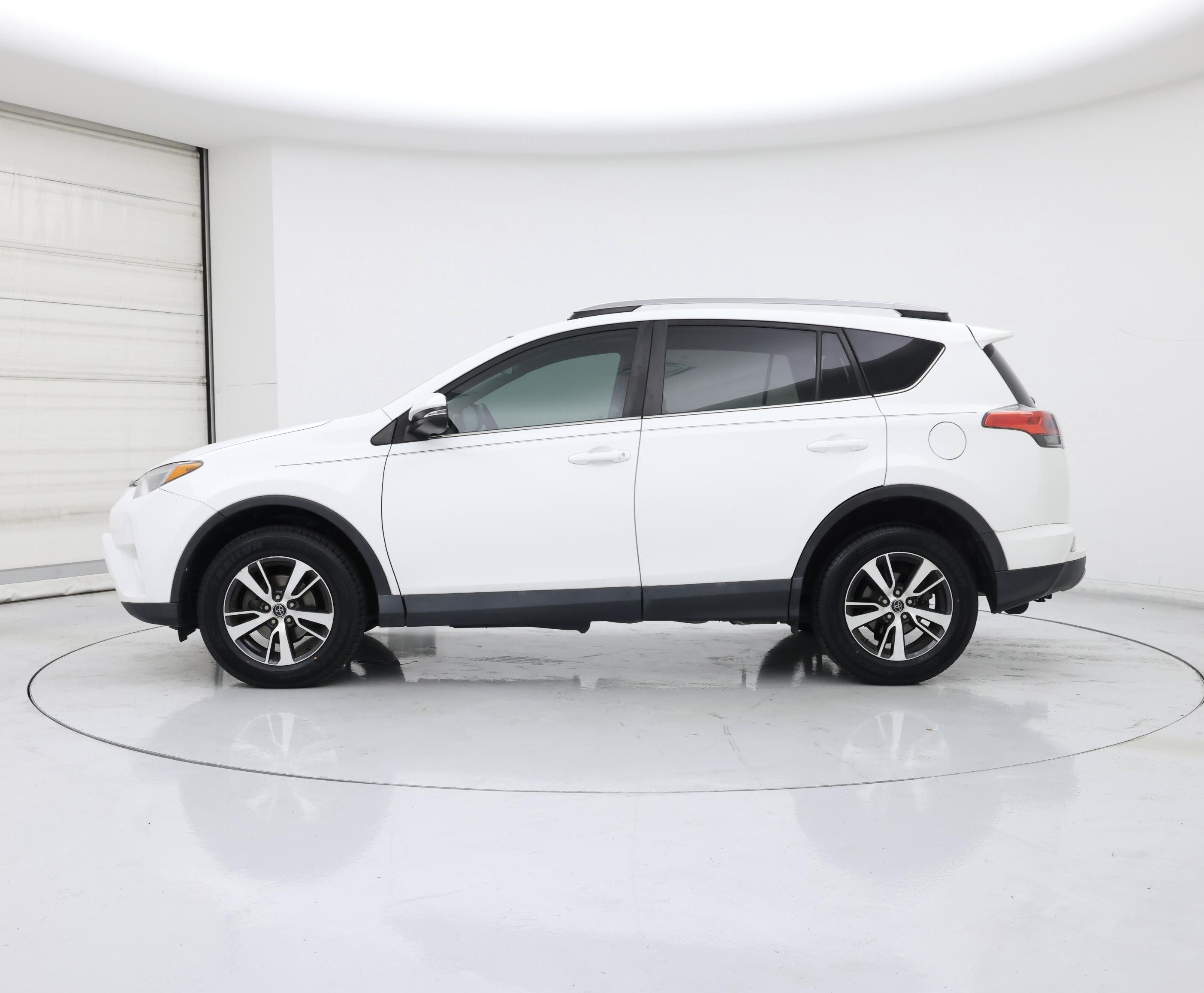 Thumbnail: 2018 Toyota RAV4 - 3