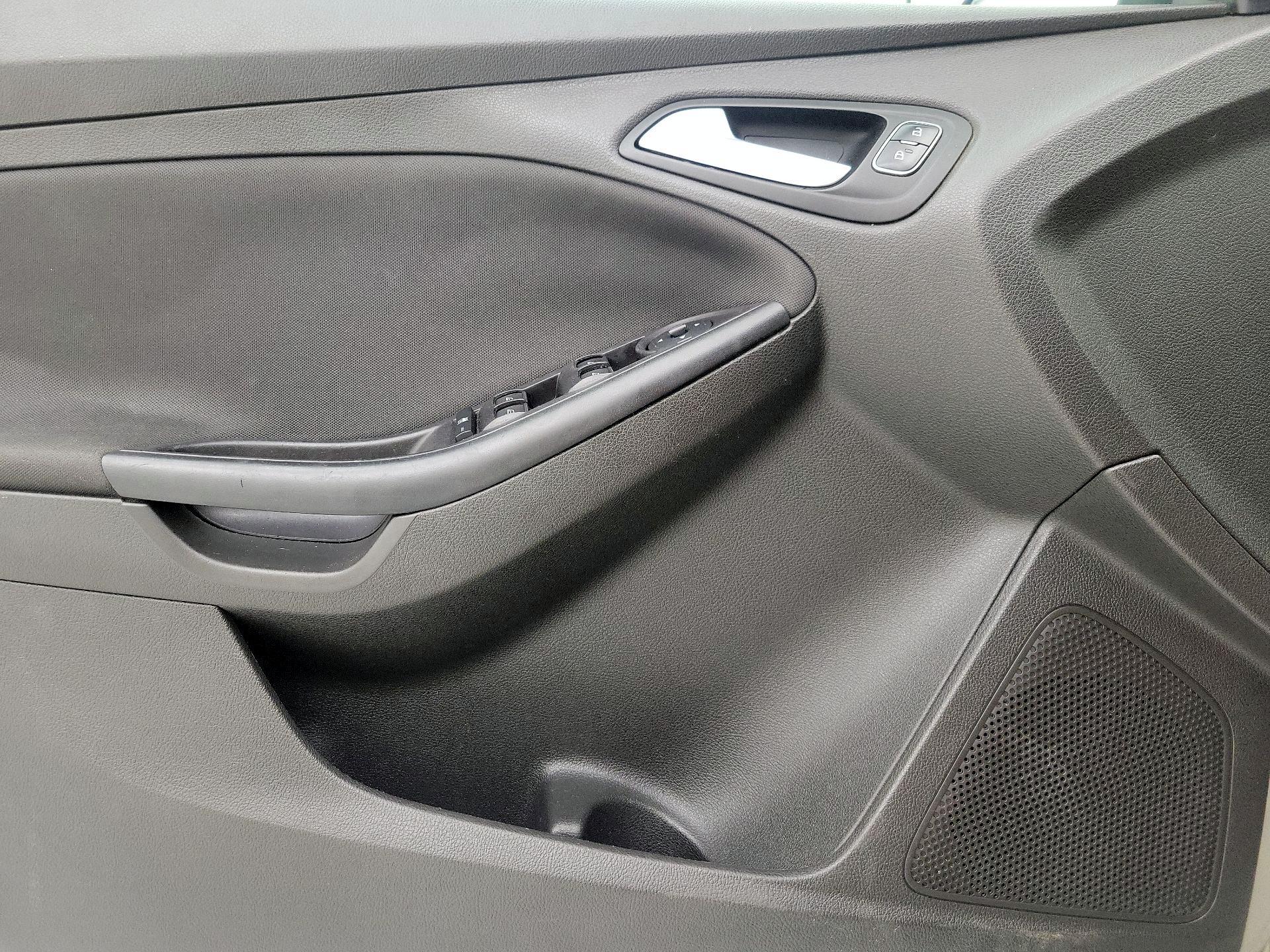 Thumbnail: 2016 Ford Focus - 12