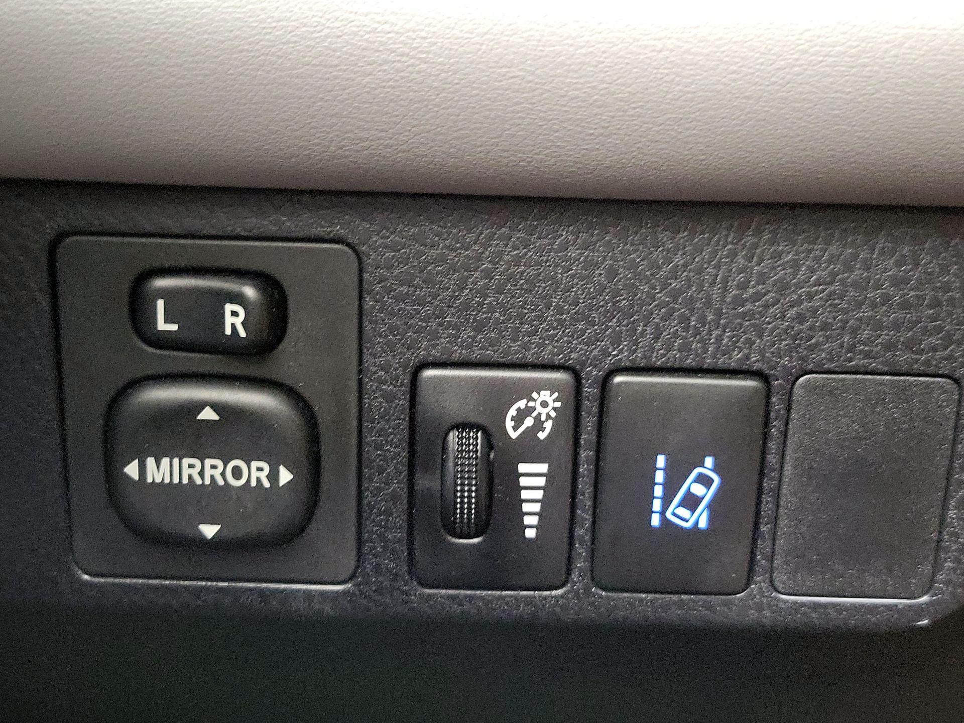 Thumbnail: 2018 Toyota RAV4 - 13