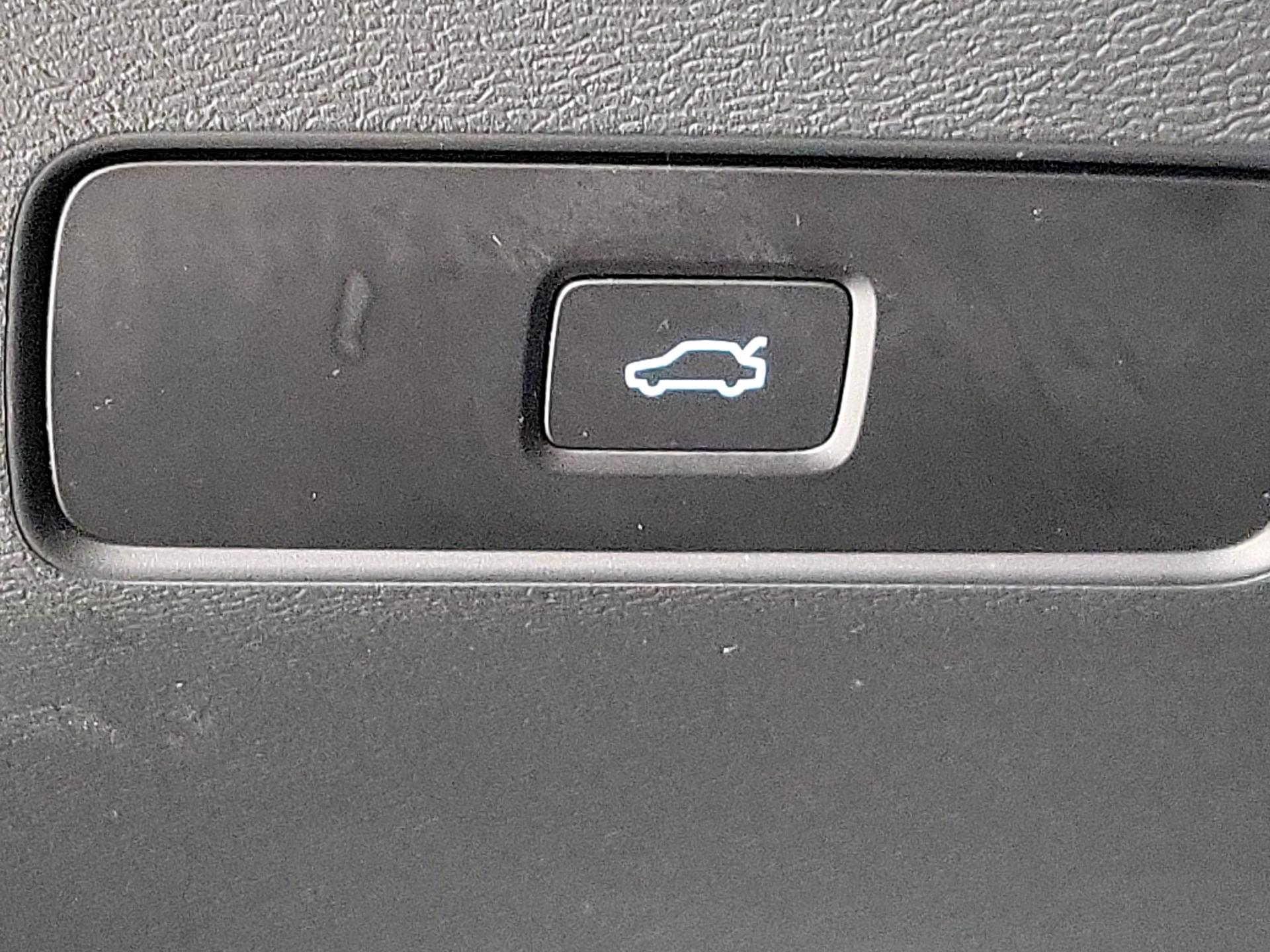 Thumbnail: 2024 Volvo XC40 - 13