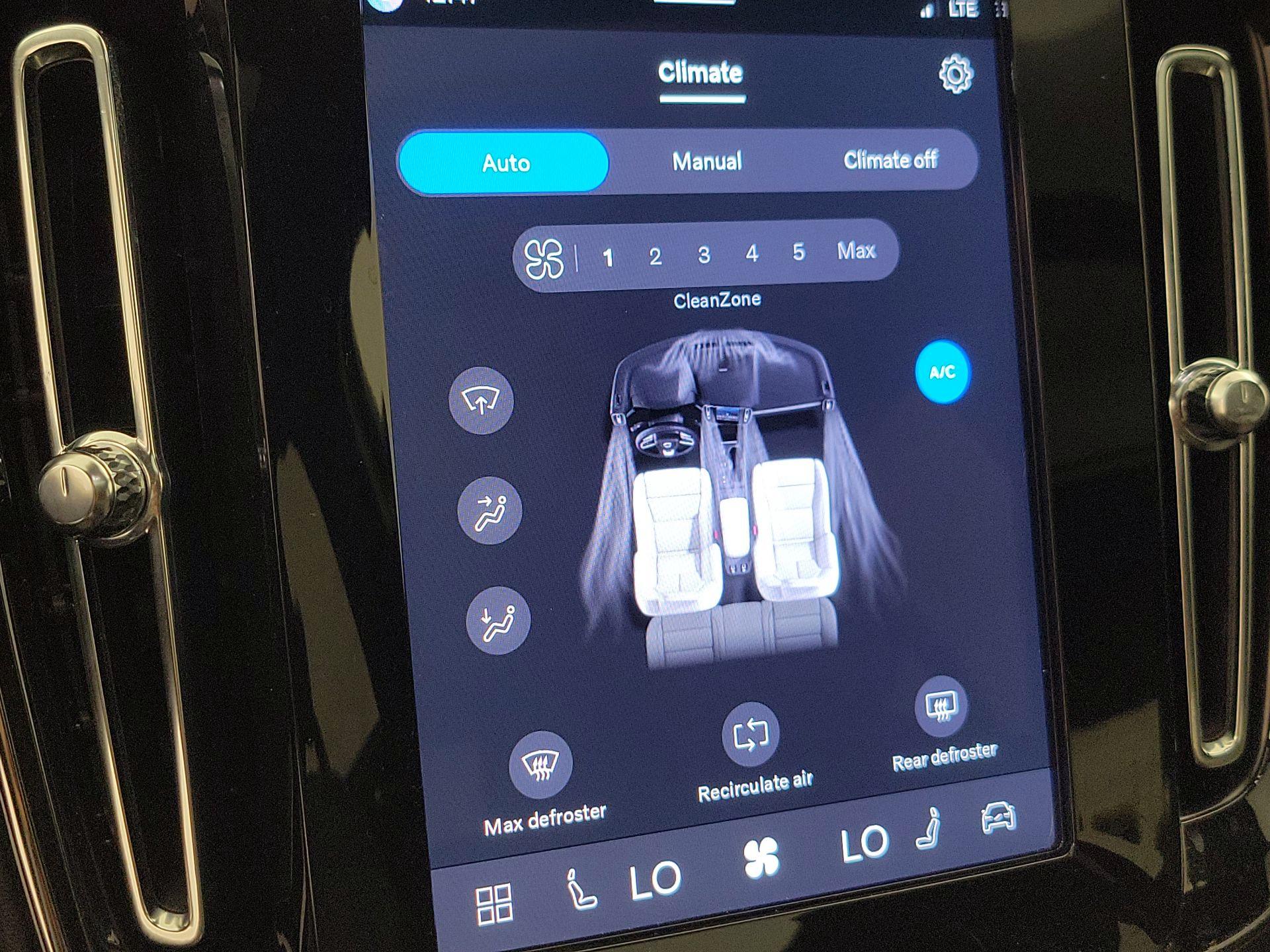 Thumbnail: 2024 Volvo XC40 - 16