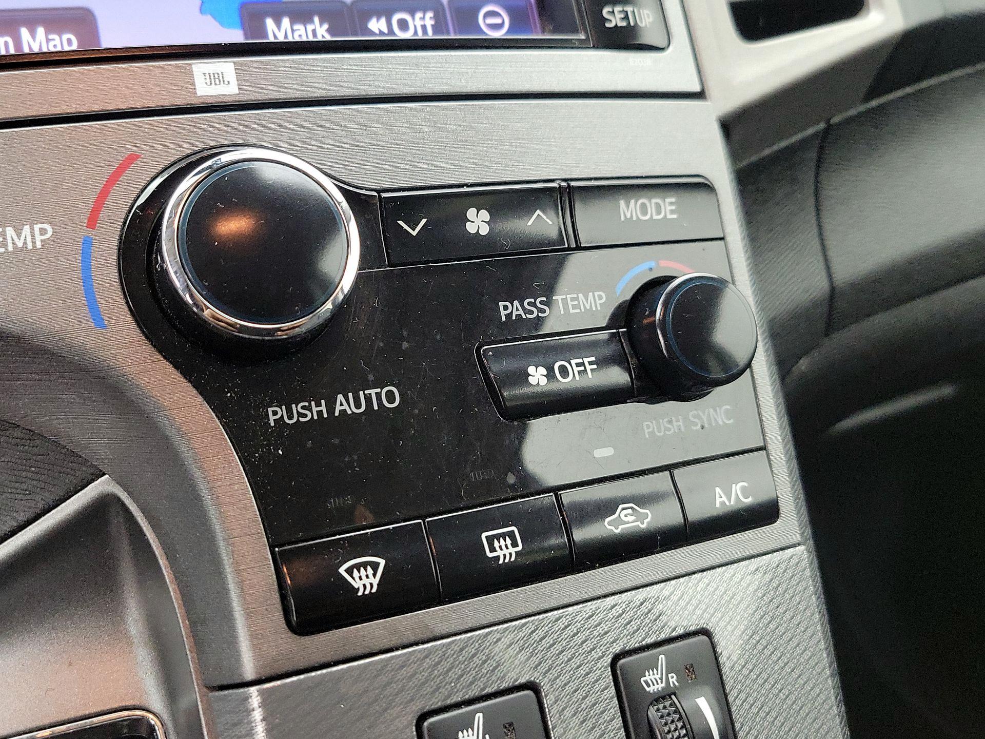 Thumbnail: 2014 Toyota Venza - 17