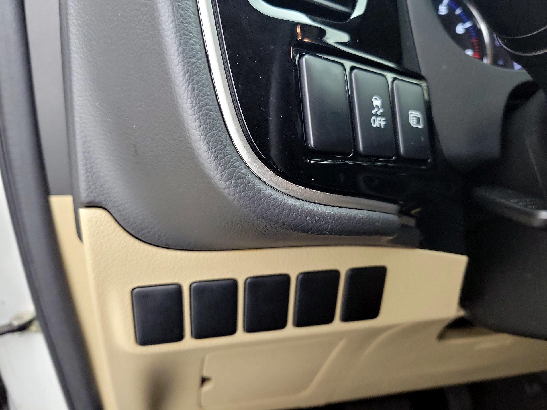 Thumbnail: 2020 Mitsubishi Outlander - 13