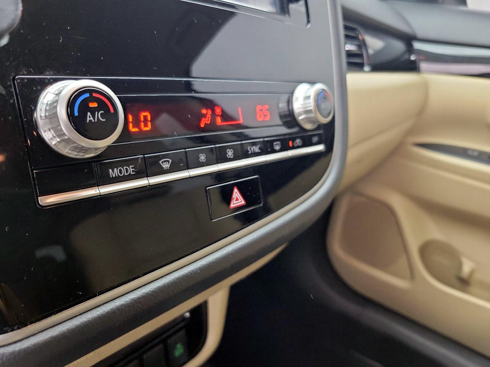 Thumbnail: 2020 Mitsubishi Outlander - 16