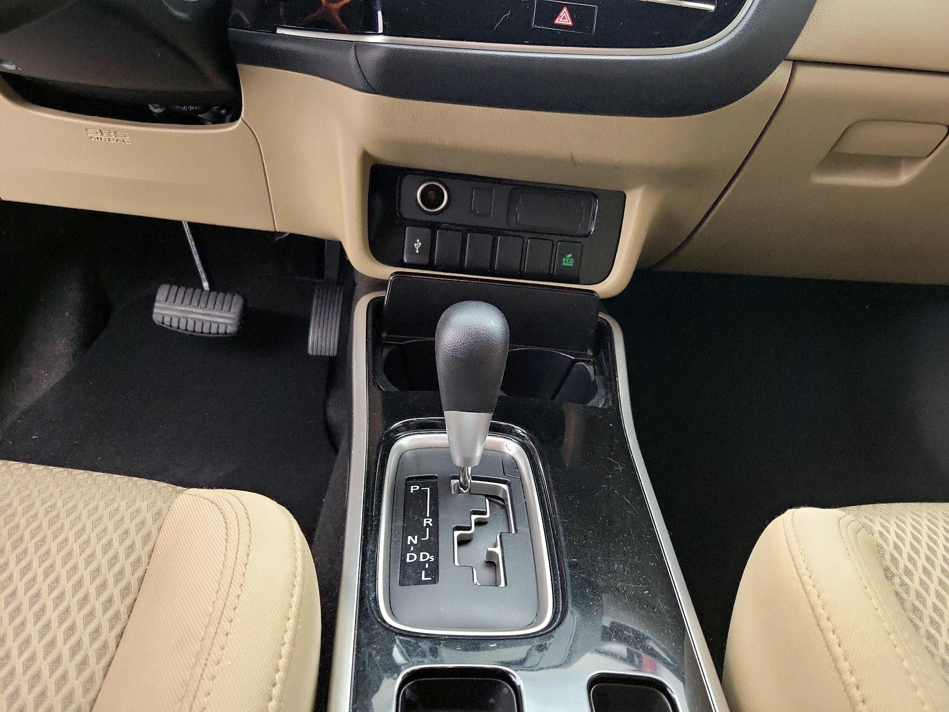 Thumbnail: 2020 Mitsubishi Outlander - 17