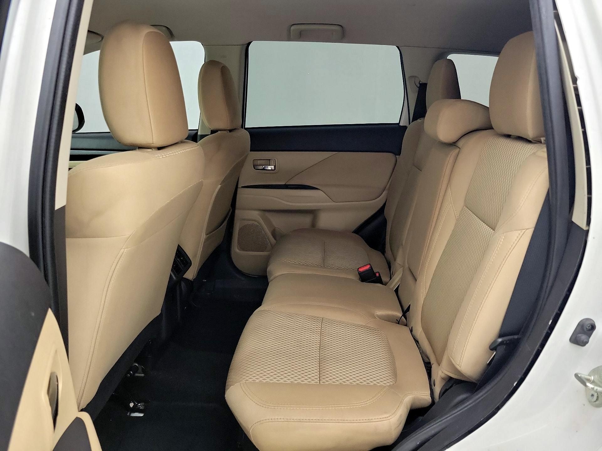 Thumbnail: 2020 Mitsubishi Outlander - 19