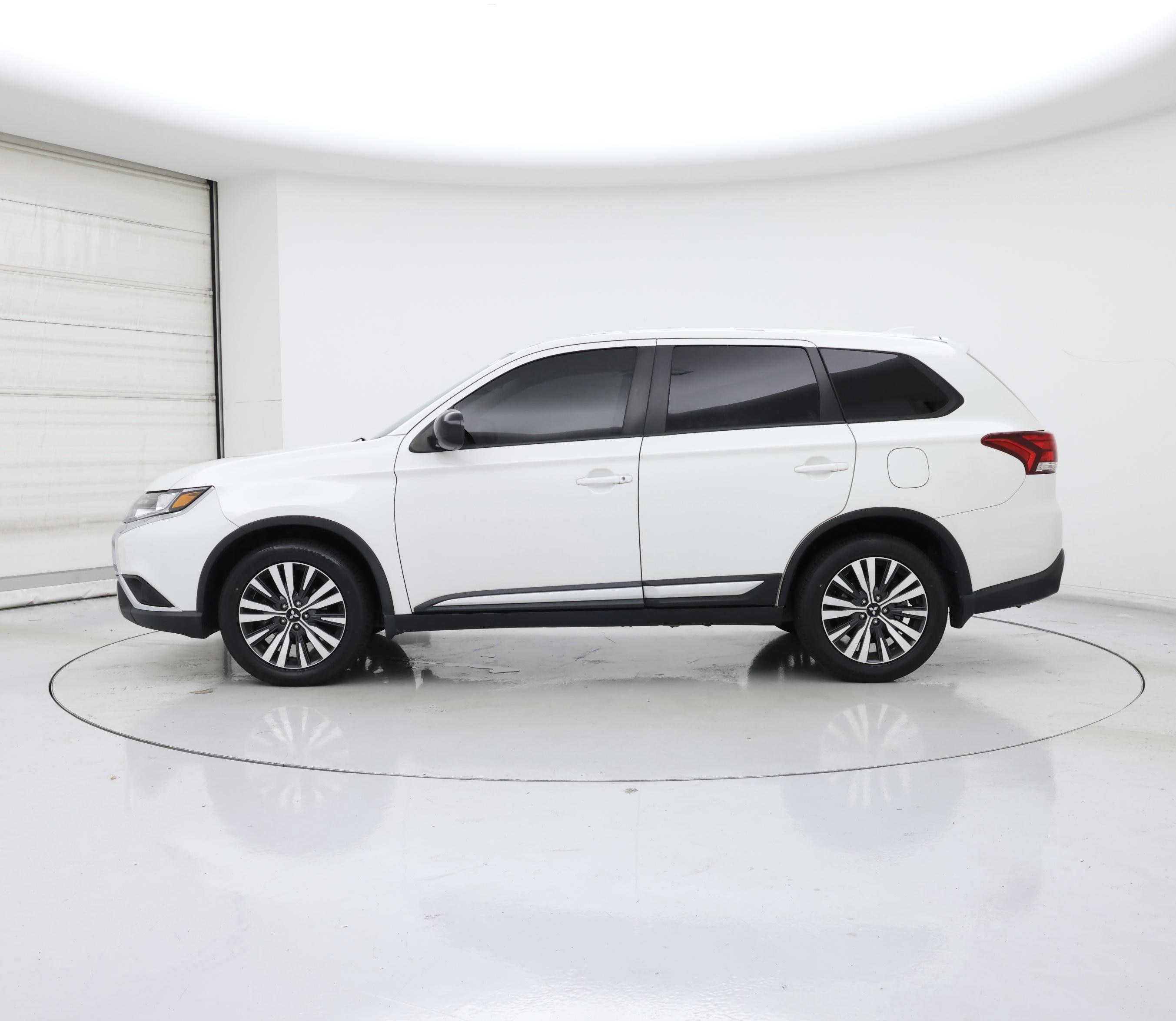 Thumbnail: 2020 Mitsubishi Outlander - 3